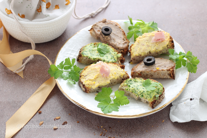 crostini con huevos cocidos