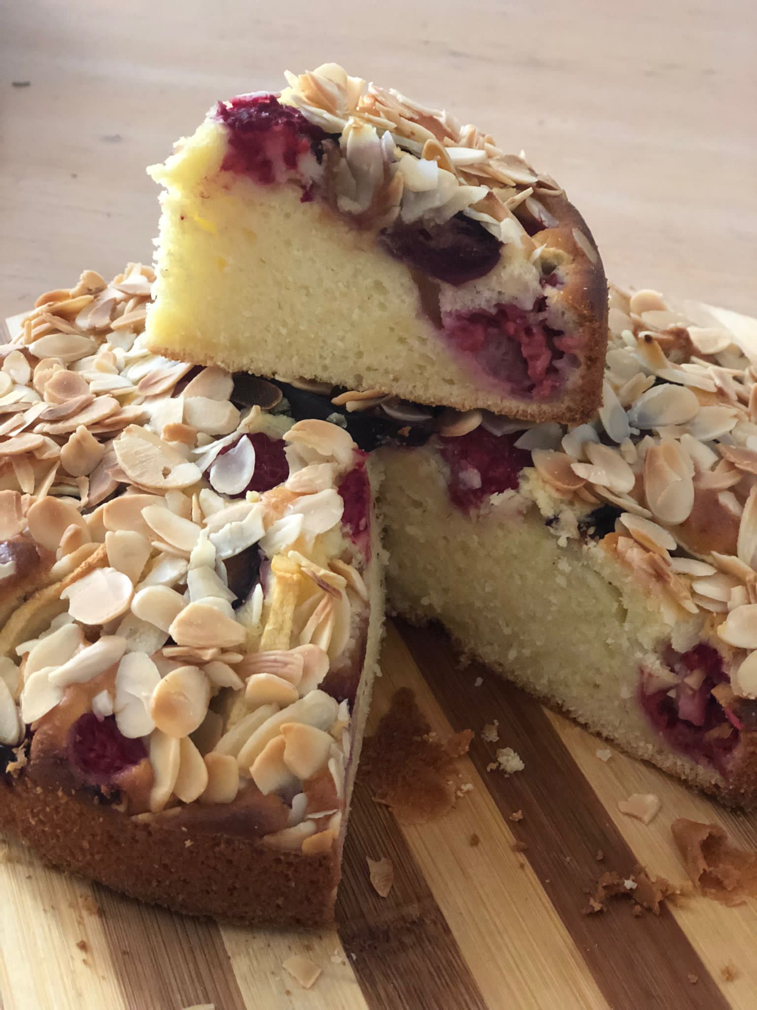 Tarta de vainilla con frutas y almendras