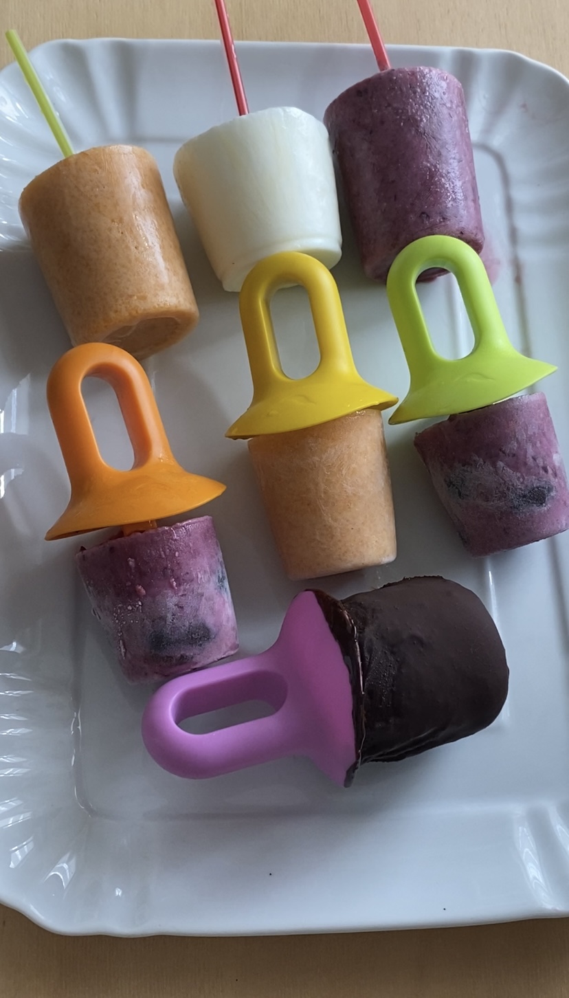 Helados de frutas cubiertos de chocolate