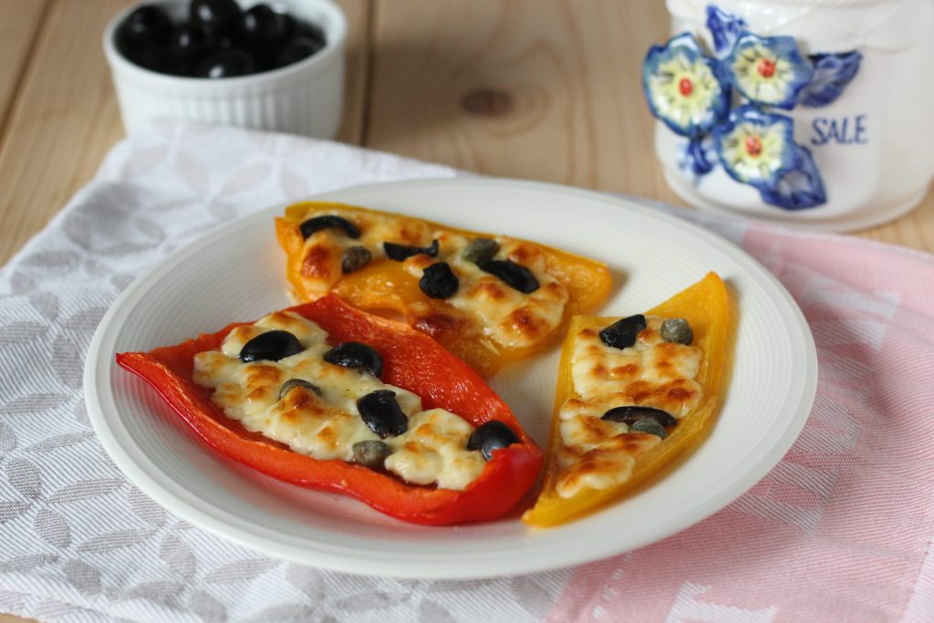 pimientos al horno con queso fresco, aceitunas y alcaparras