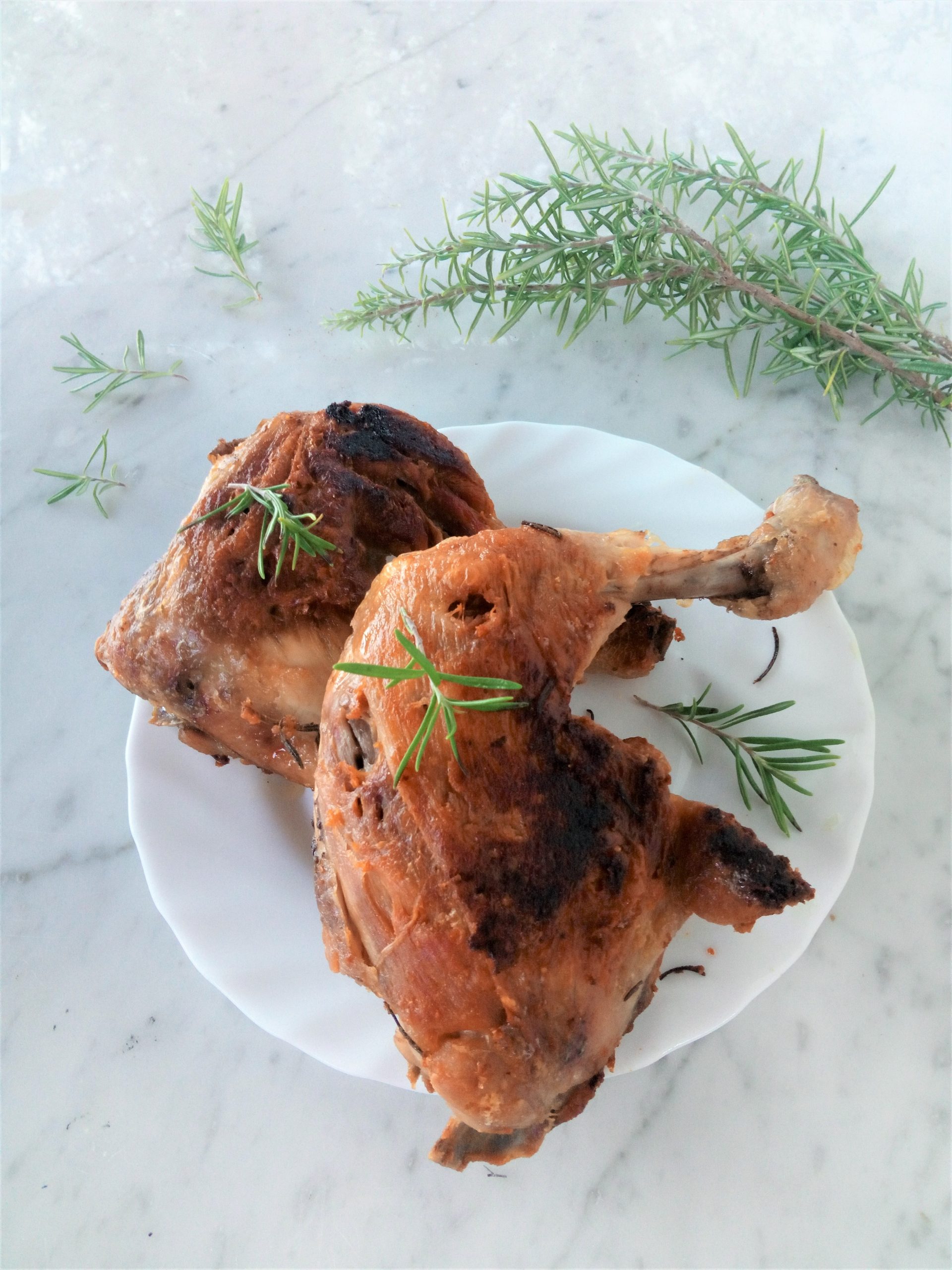 Muslos y contramuslos de pollo asado en sartén