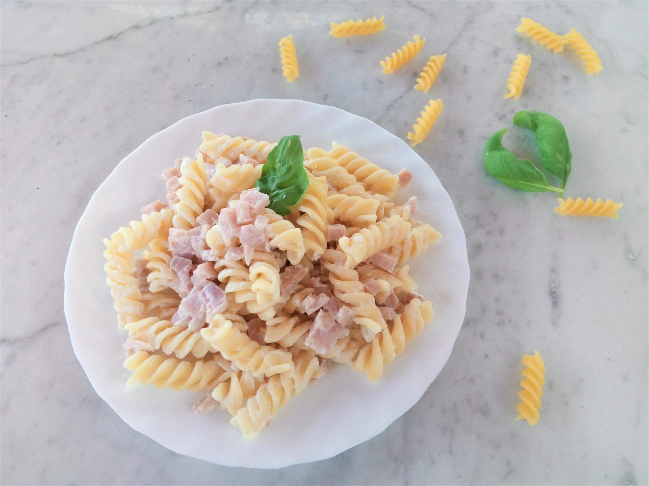 Fusilli con nata y jamón