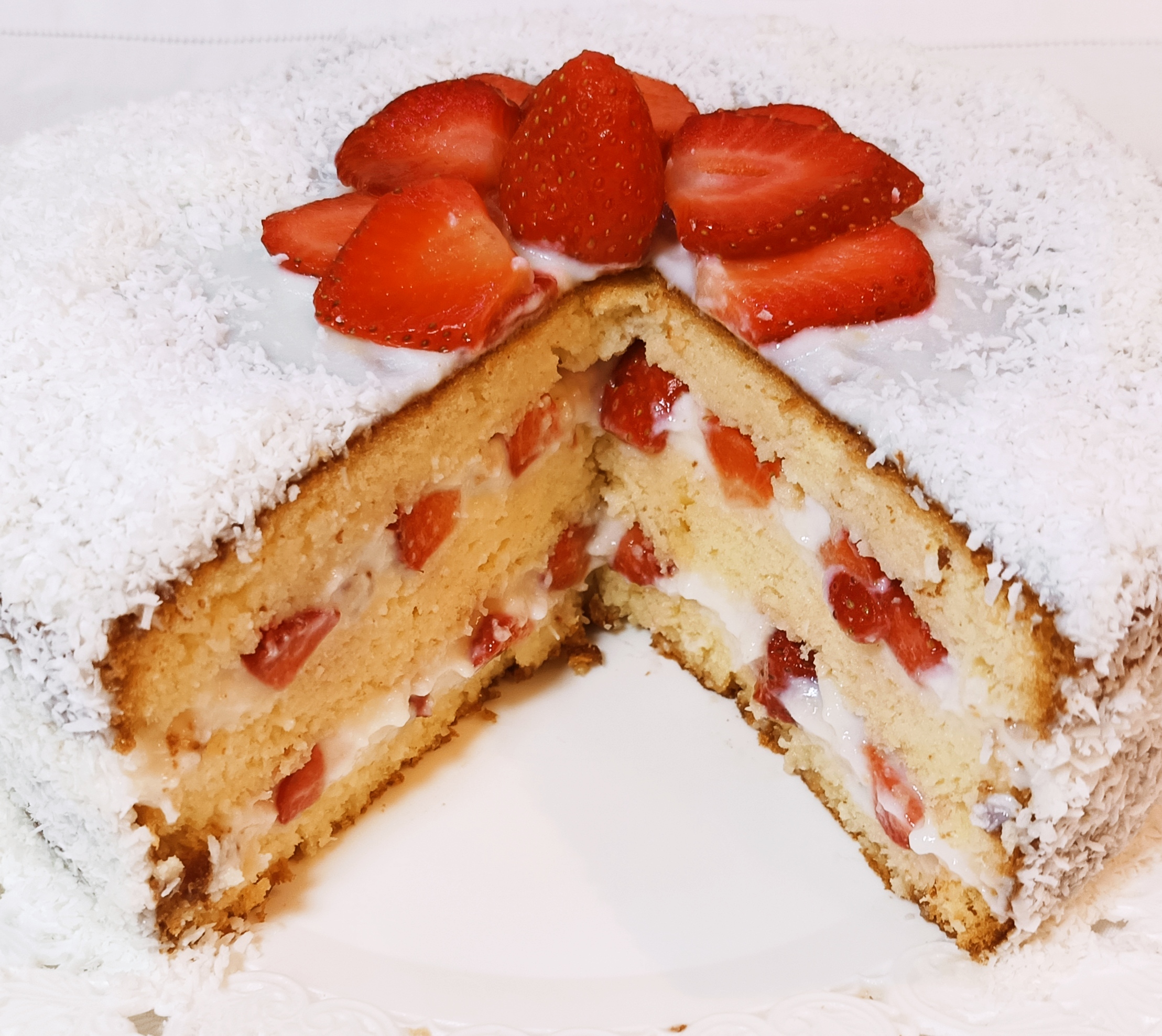 Tarta de coco y fresas