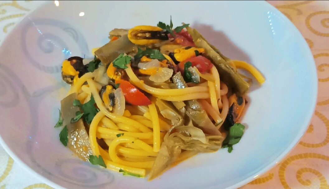 Espaguetis con mejillones y alcachofas