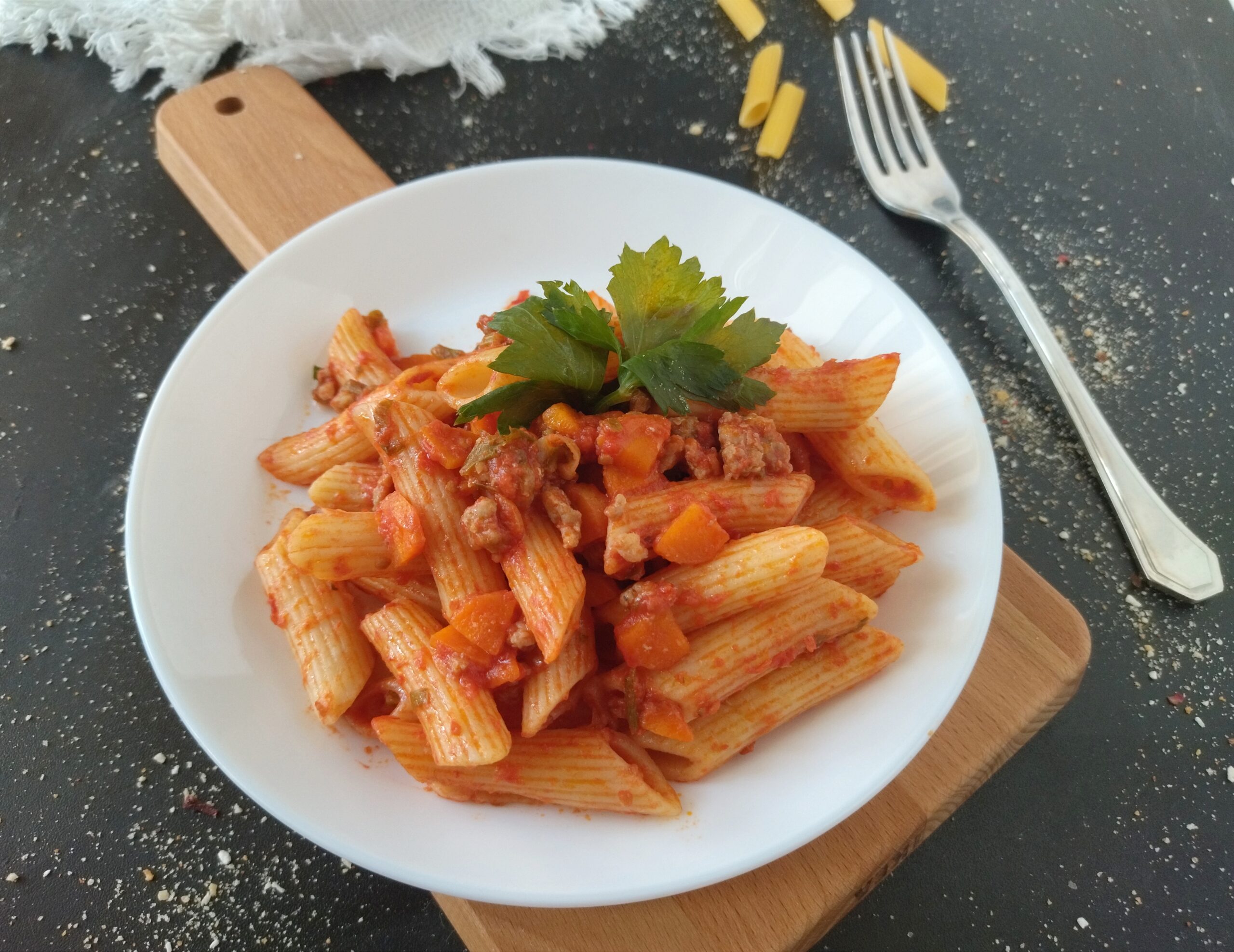 Pasta con puré de tomate fresco y salchicha