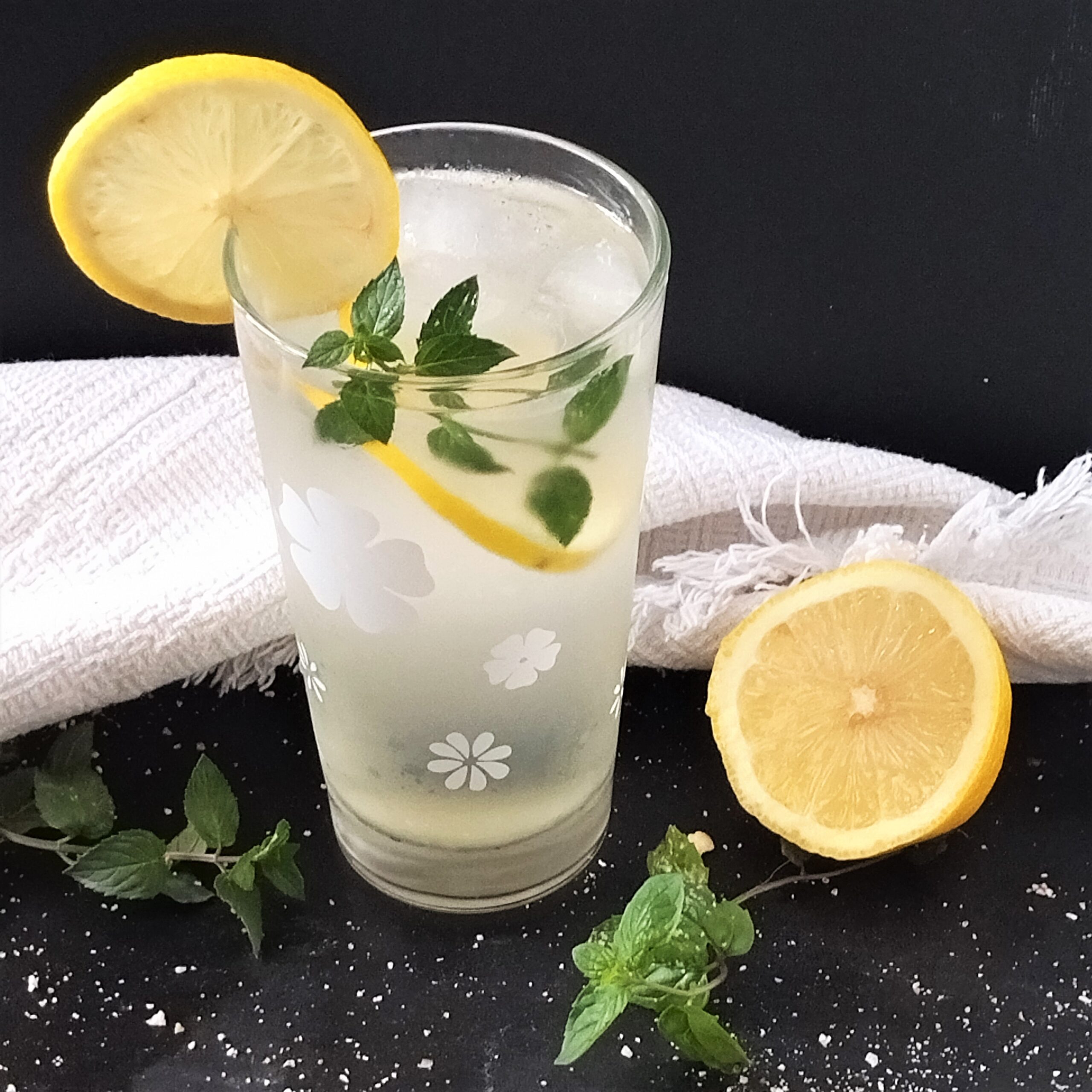 Agua aromatizada con menta y limón