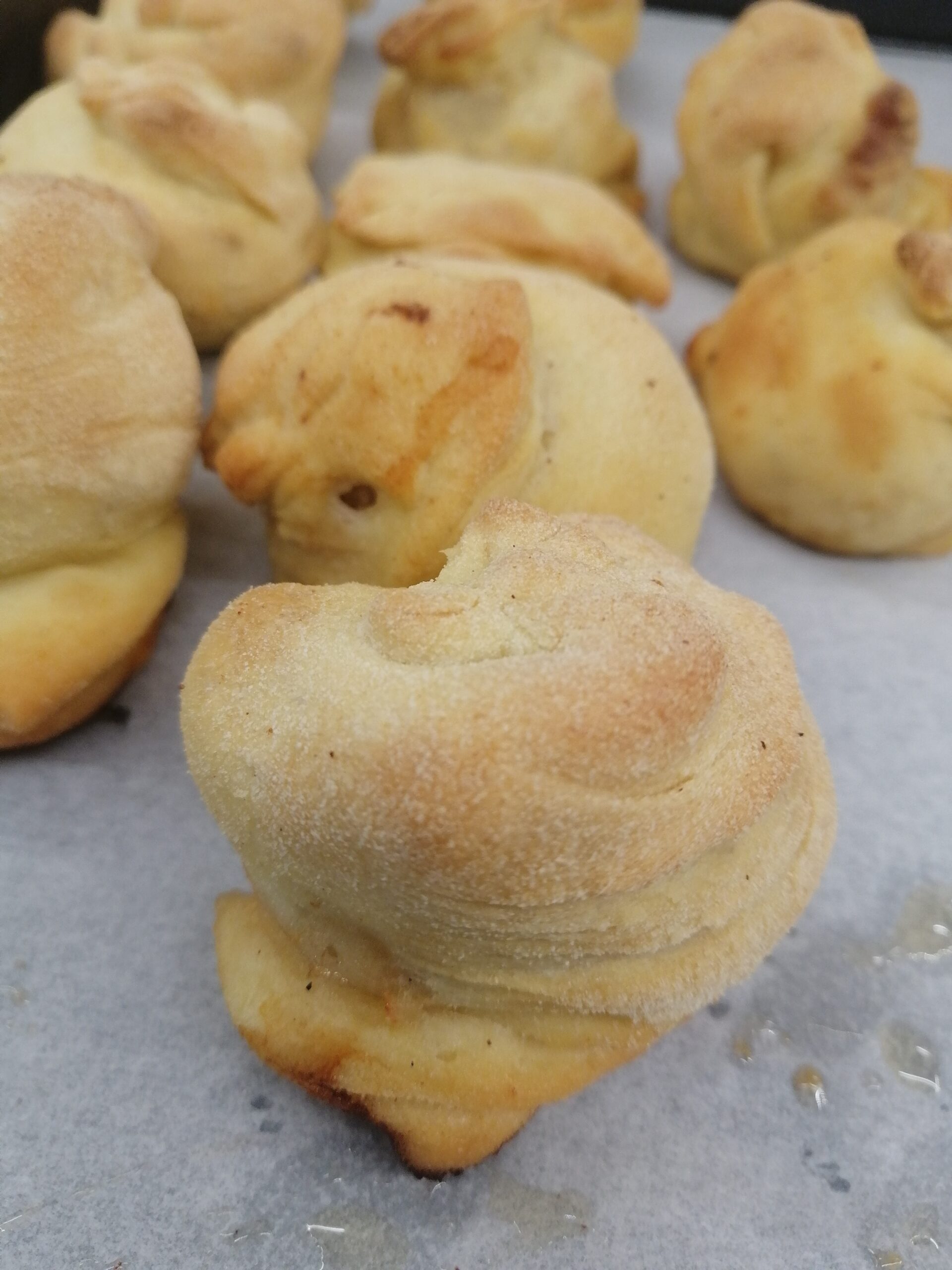 Caracoles de sémola rellenos con salchicha