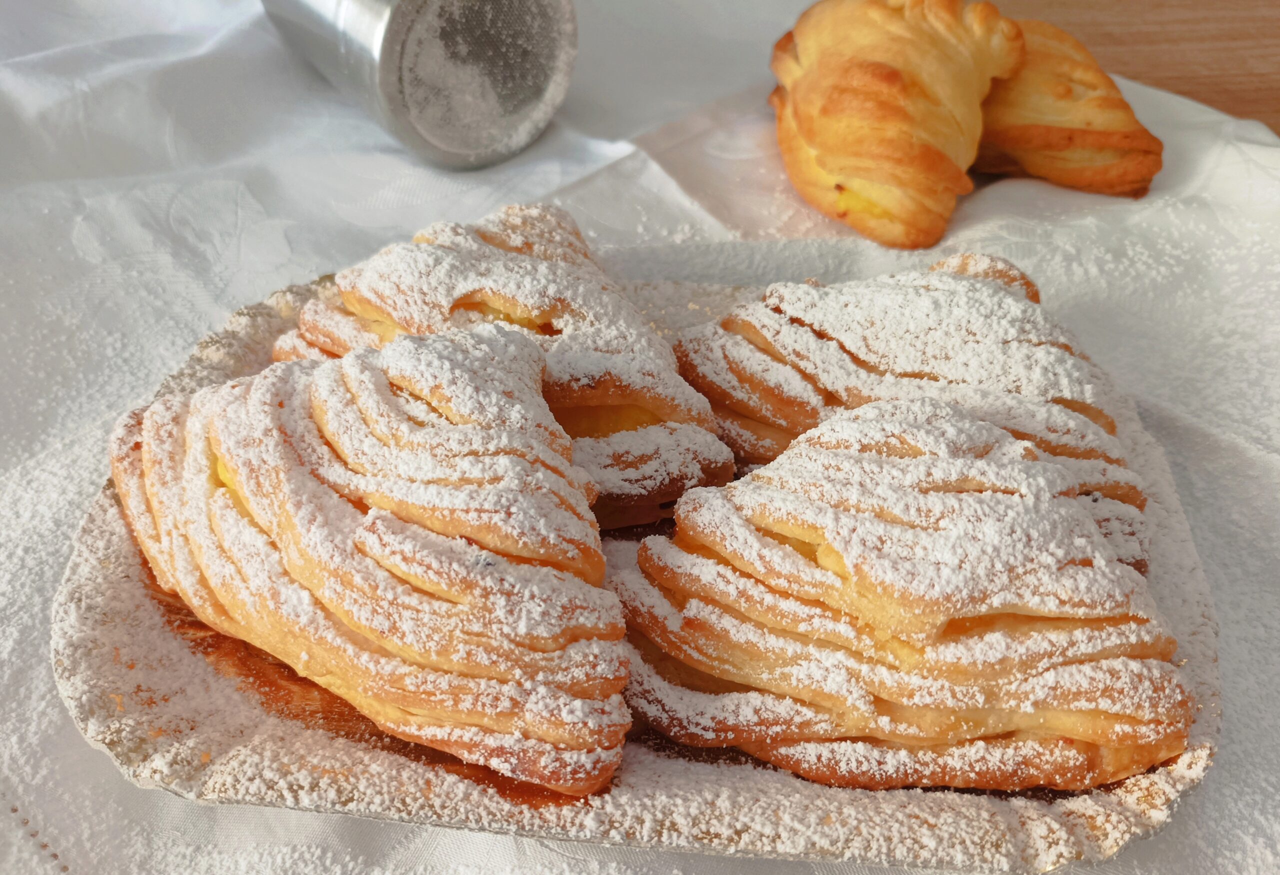 Hojaldres rizados con crema