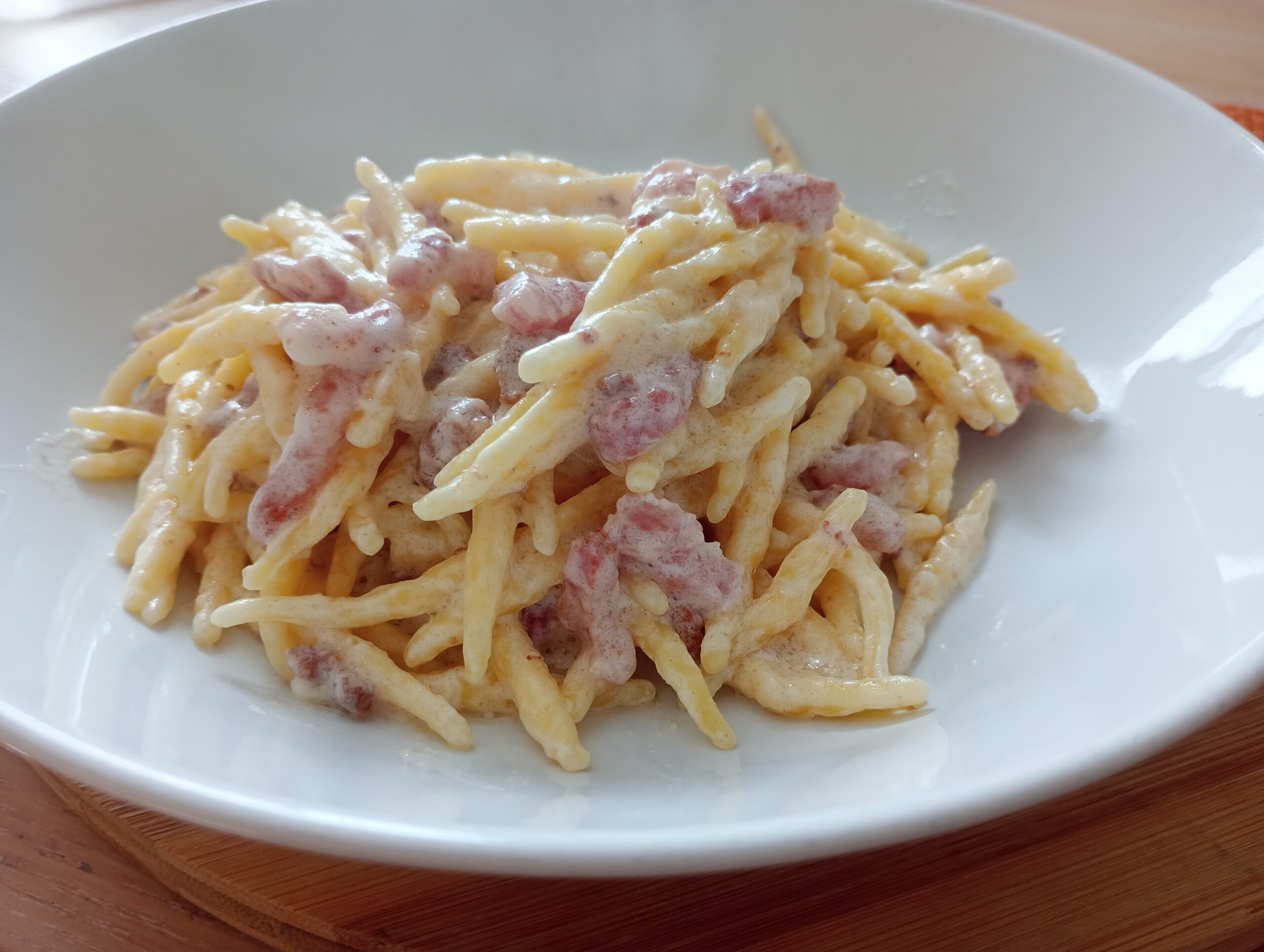 Pasta cremosa con guanciale y robiola