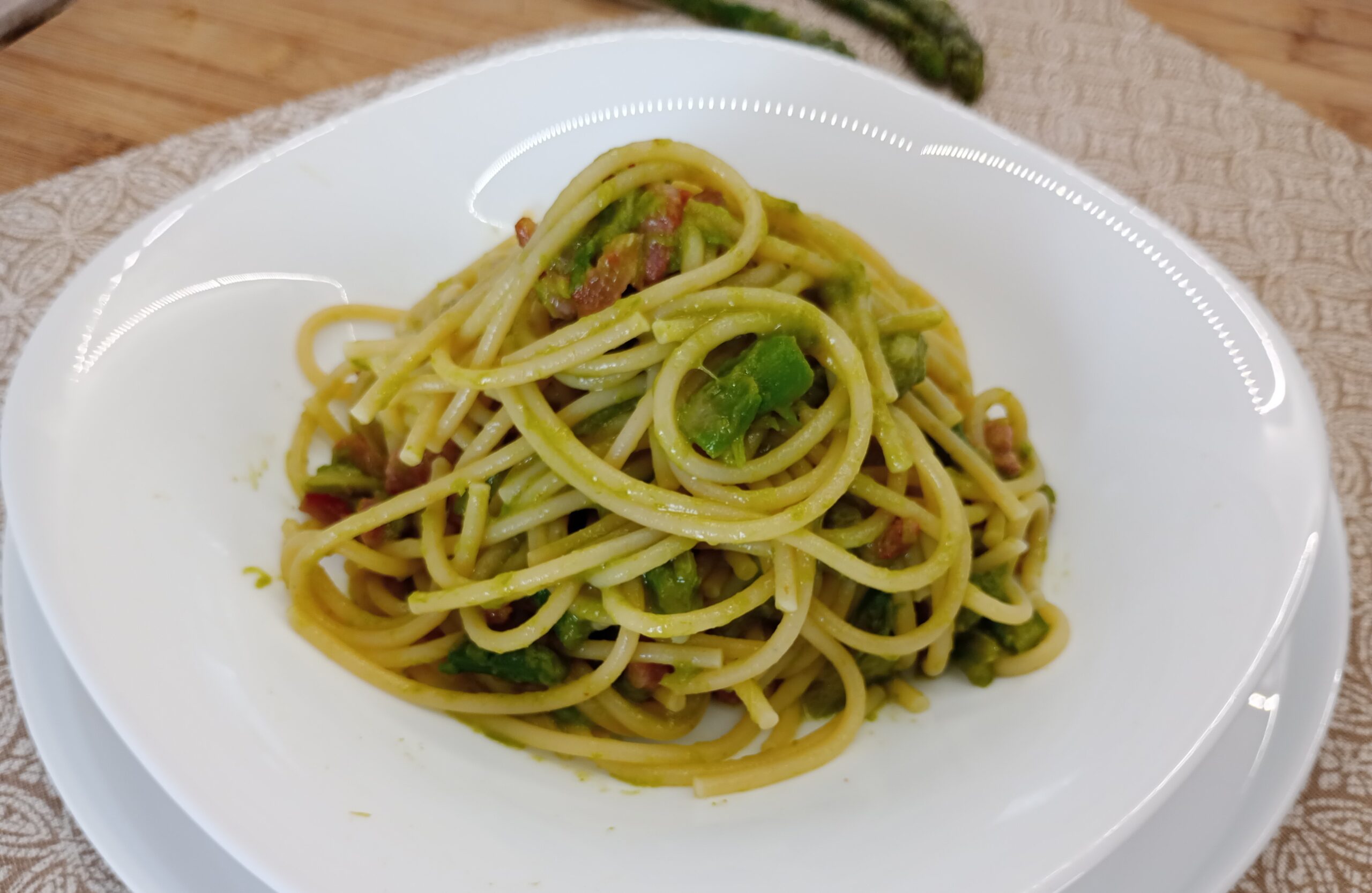 Pasta con espárragos y guanciale