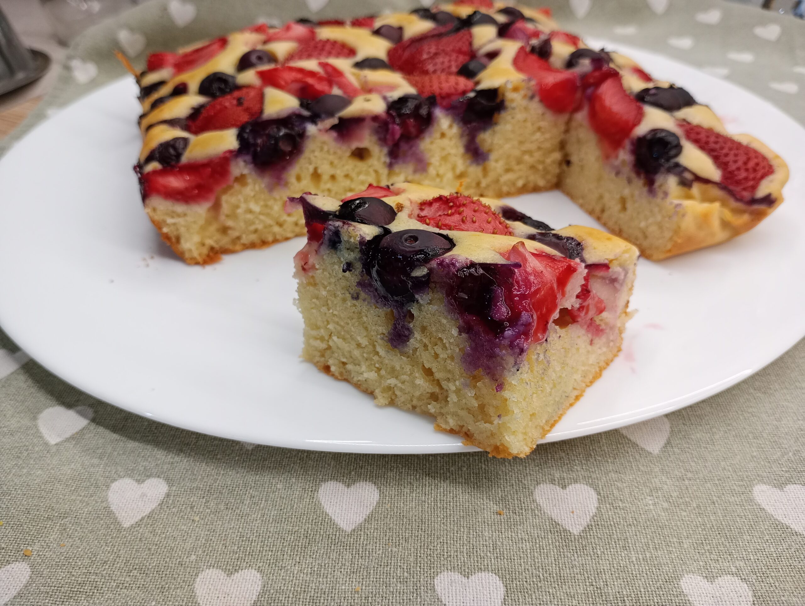 Tarta esponjosa con fresas y arándanos