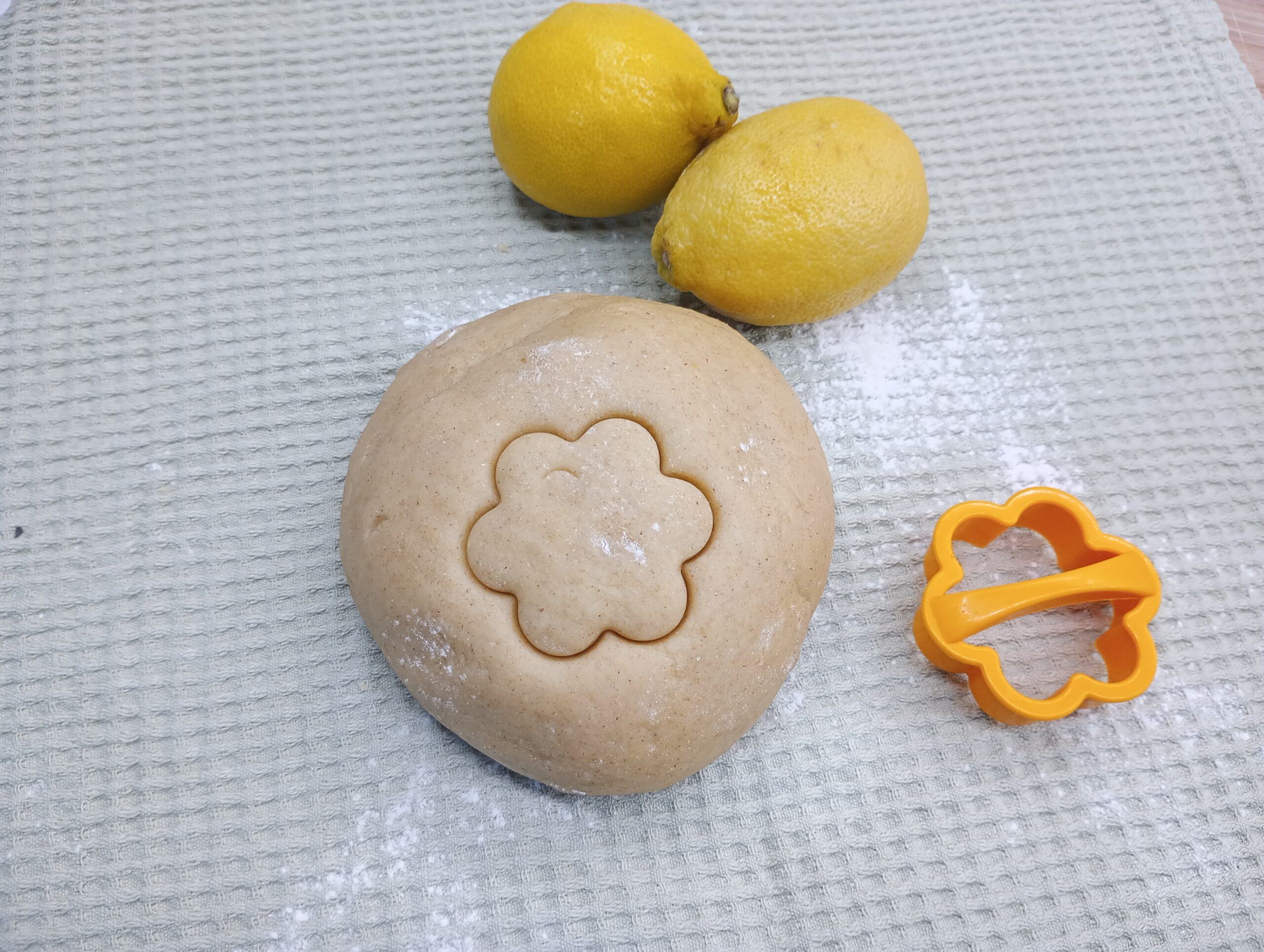 Pasta brisa aromatizada con limón