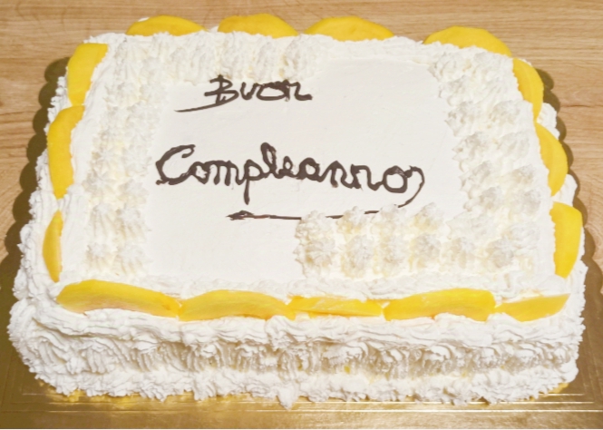 Tarta de cumpleaños con crema pastelera y puré de melocotones