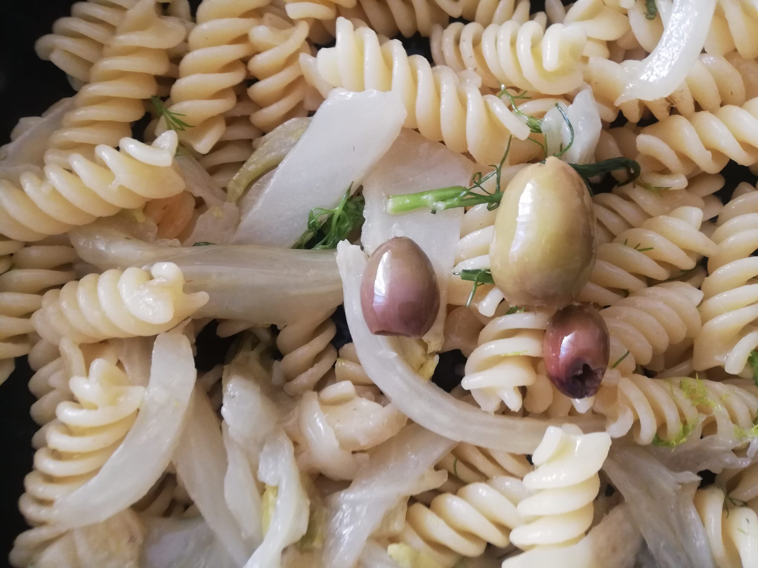 Pasta con hinojo, anchoas y aceitunas