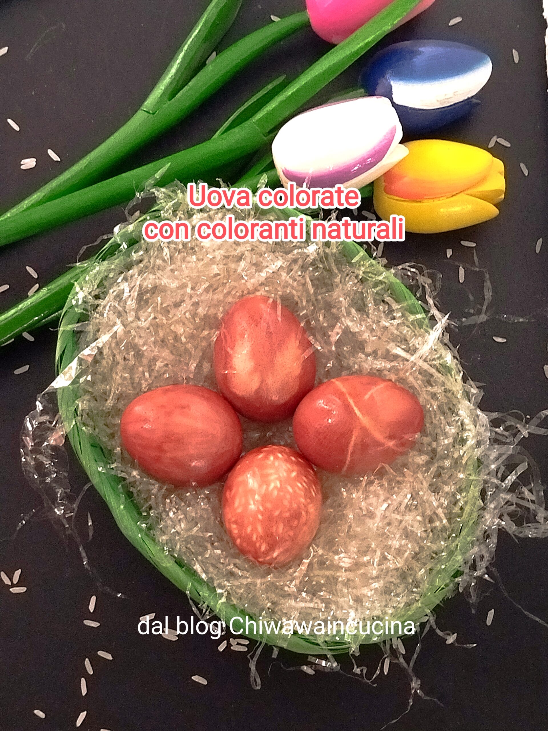 Huevos coloreados con colorantes naturales