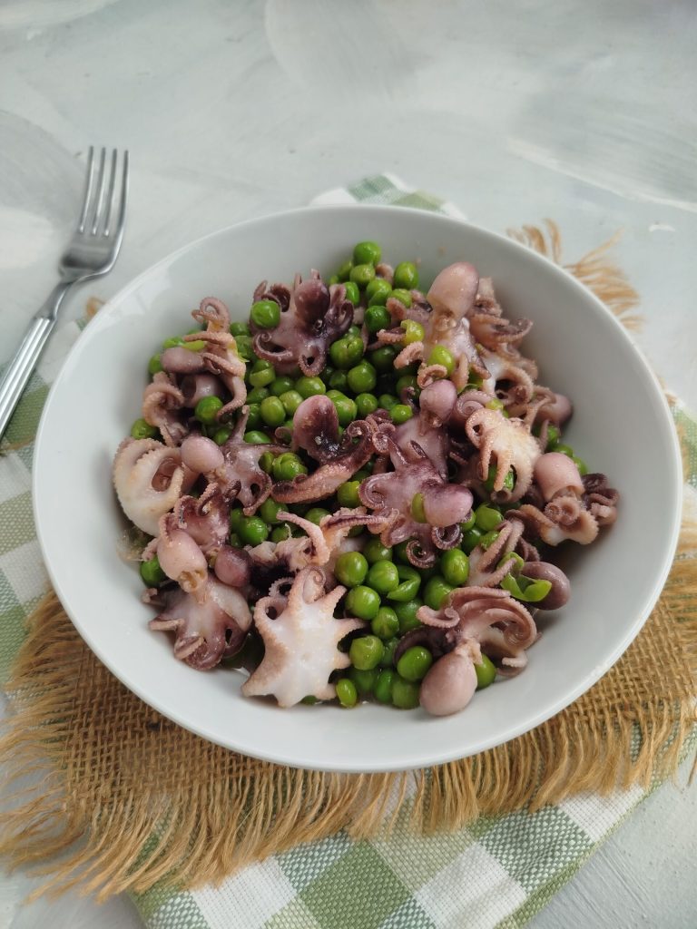 Pulpo pequeño con guisantes