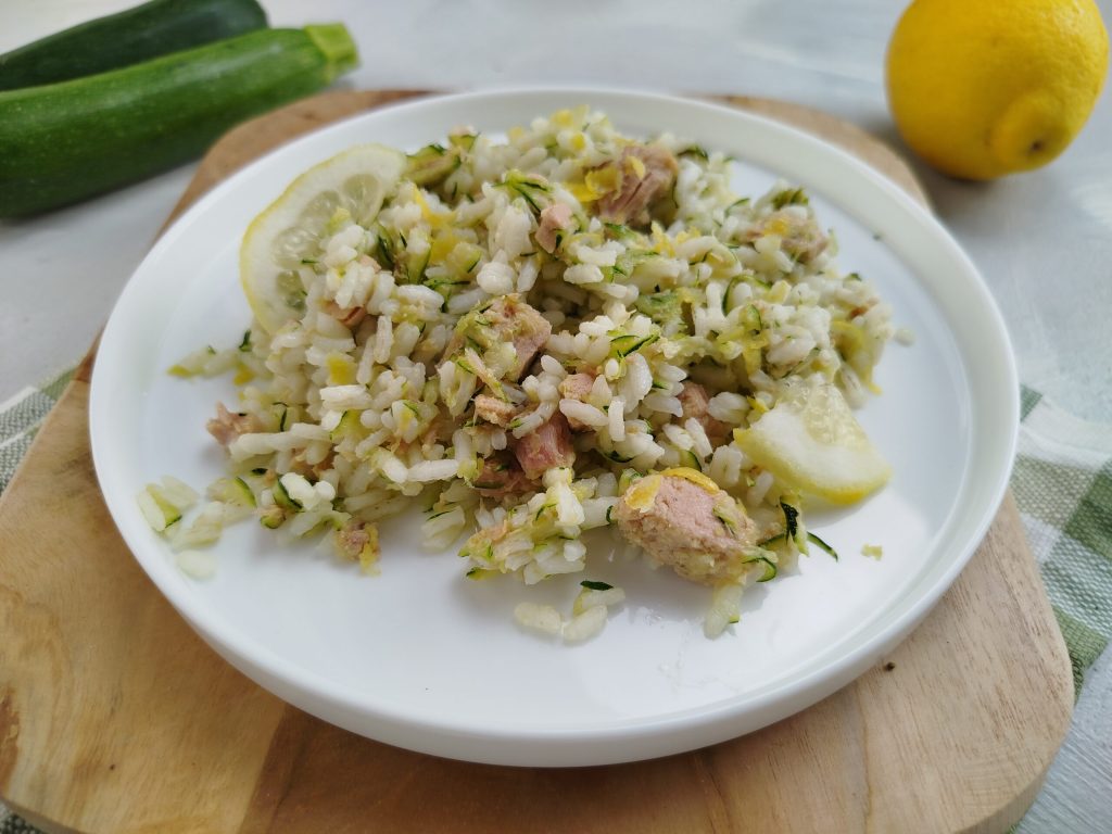 Ensalada de arroz con calabacines y atún
