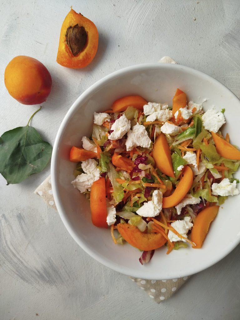 ENSALADA MIXTA CON FETA Y ALBARICOQUES