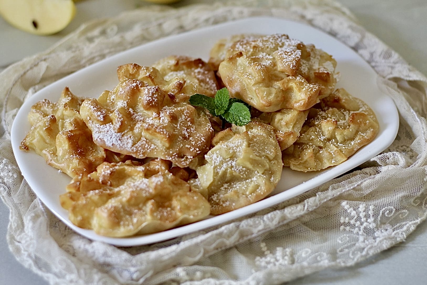 Buñuelos de manzana light en pasta en freidora de aire