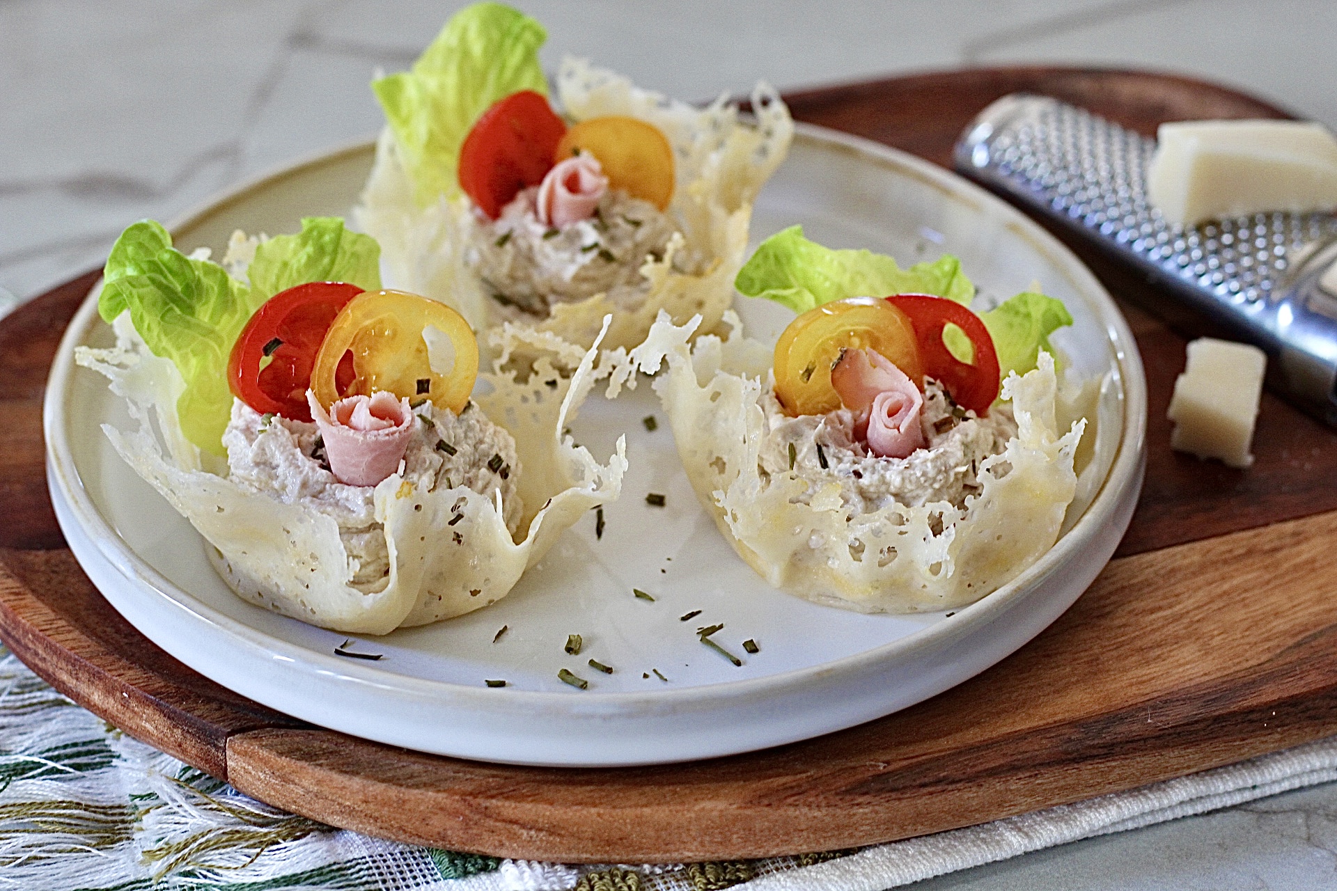 Cestas de parmesano rellenas, un entrante elegante lleno de sabor
