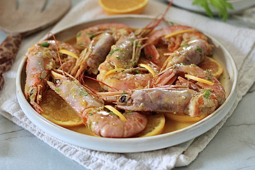Langostinos a la naranja en sartén.
