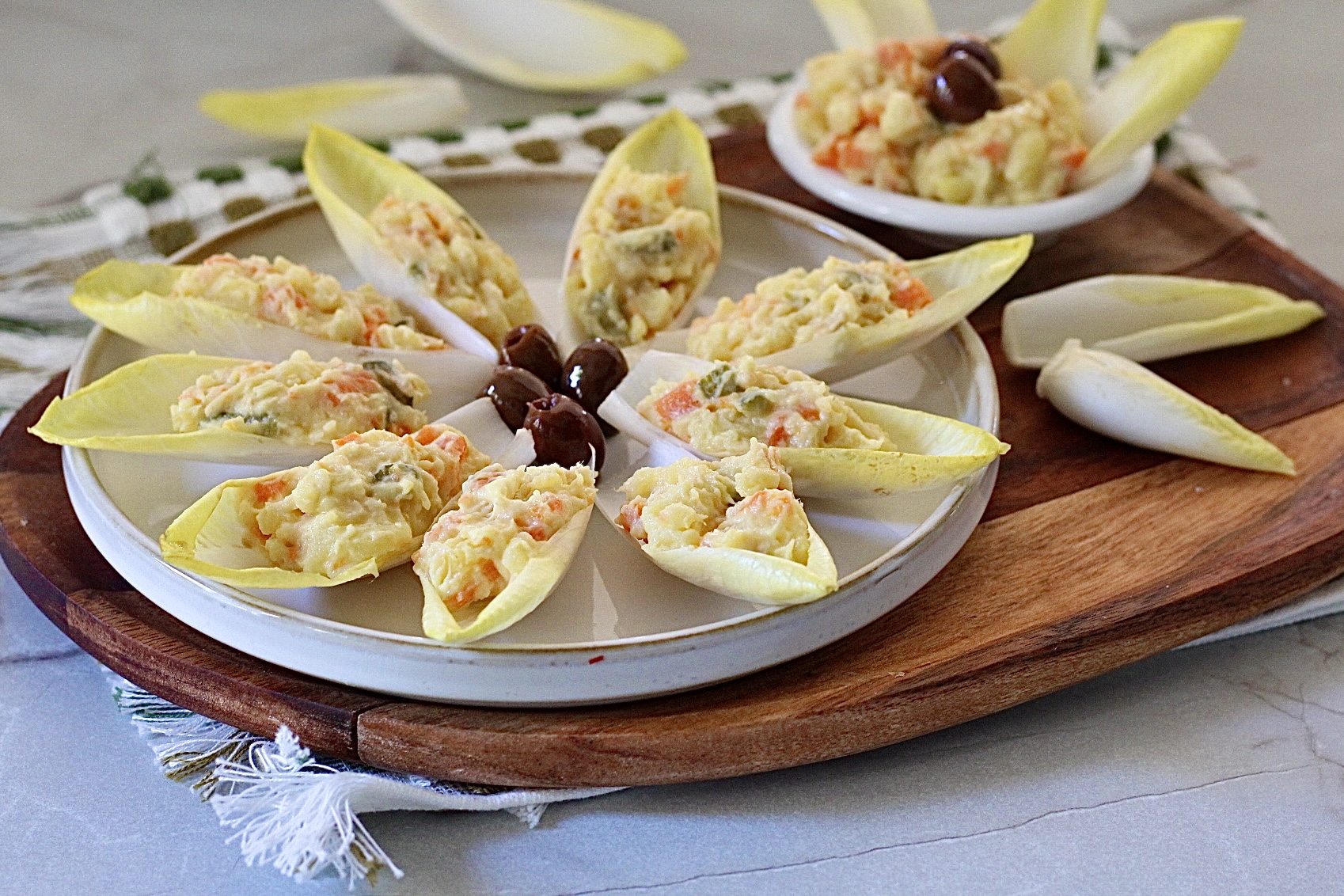 Endivias con ensaladilla rusa, originales y cómodas de servir.