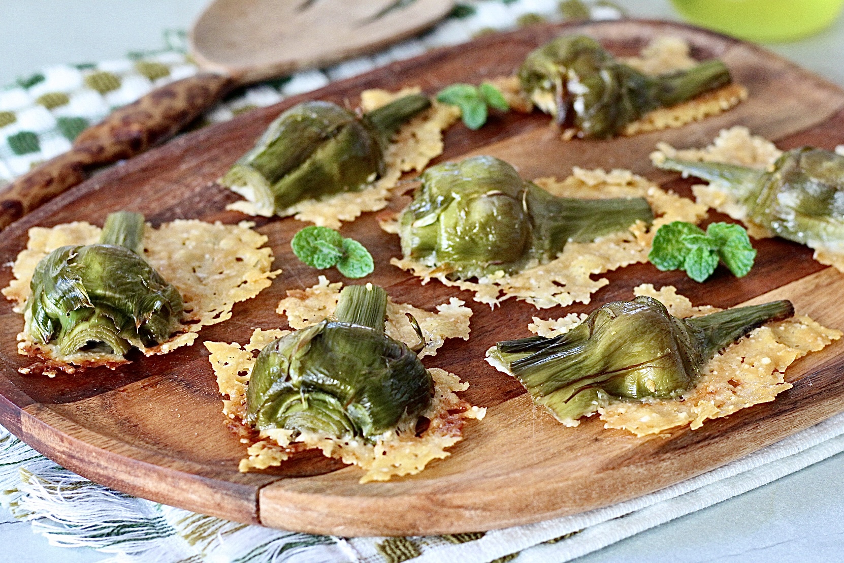 ¡Alcachofas gratinadas con parmesano, SIN FREÍR y súper crujientes!