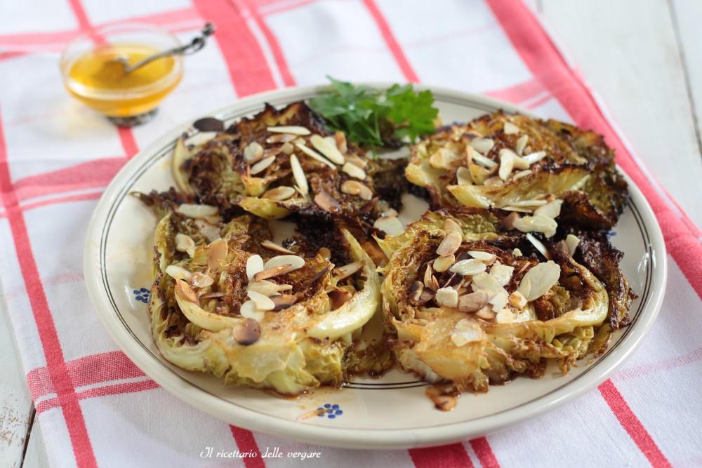 Col Verza al horno con almendras