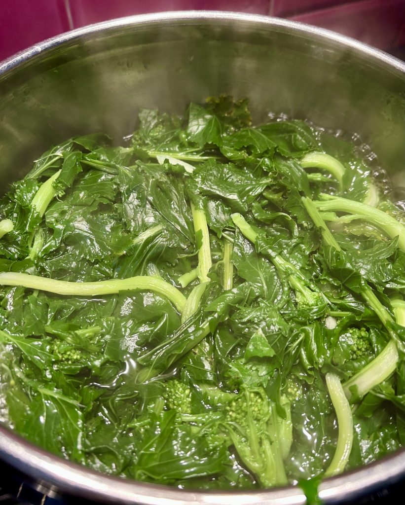 Brotes de brócoli hervidos en olla