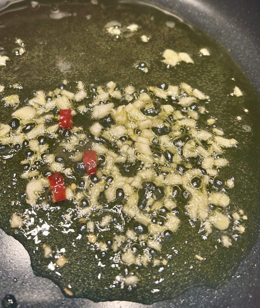 Ajo, aceite y guindilla para saltear los brotes de brócoli