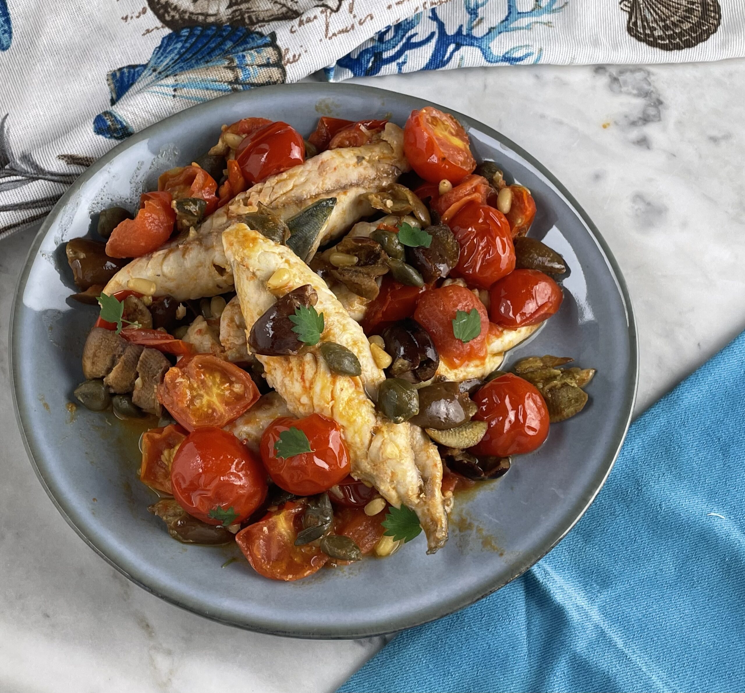 Caballa con tomatitos, aceitunas y alcaparras