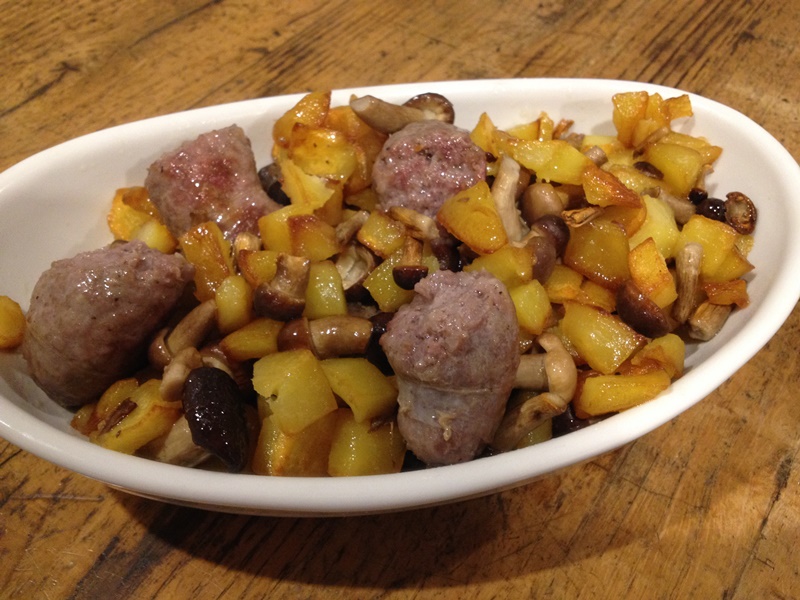Salchichas de cerdo negro con patatas y setas chiodini