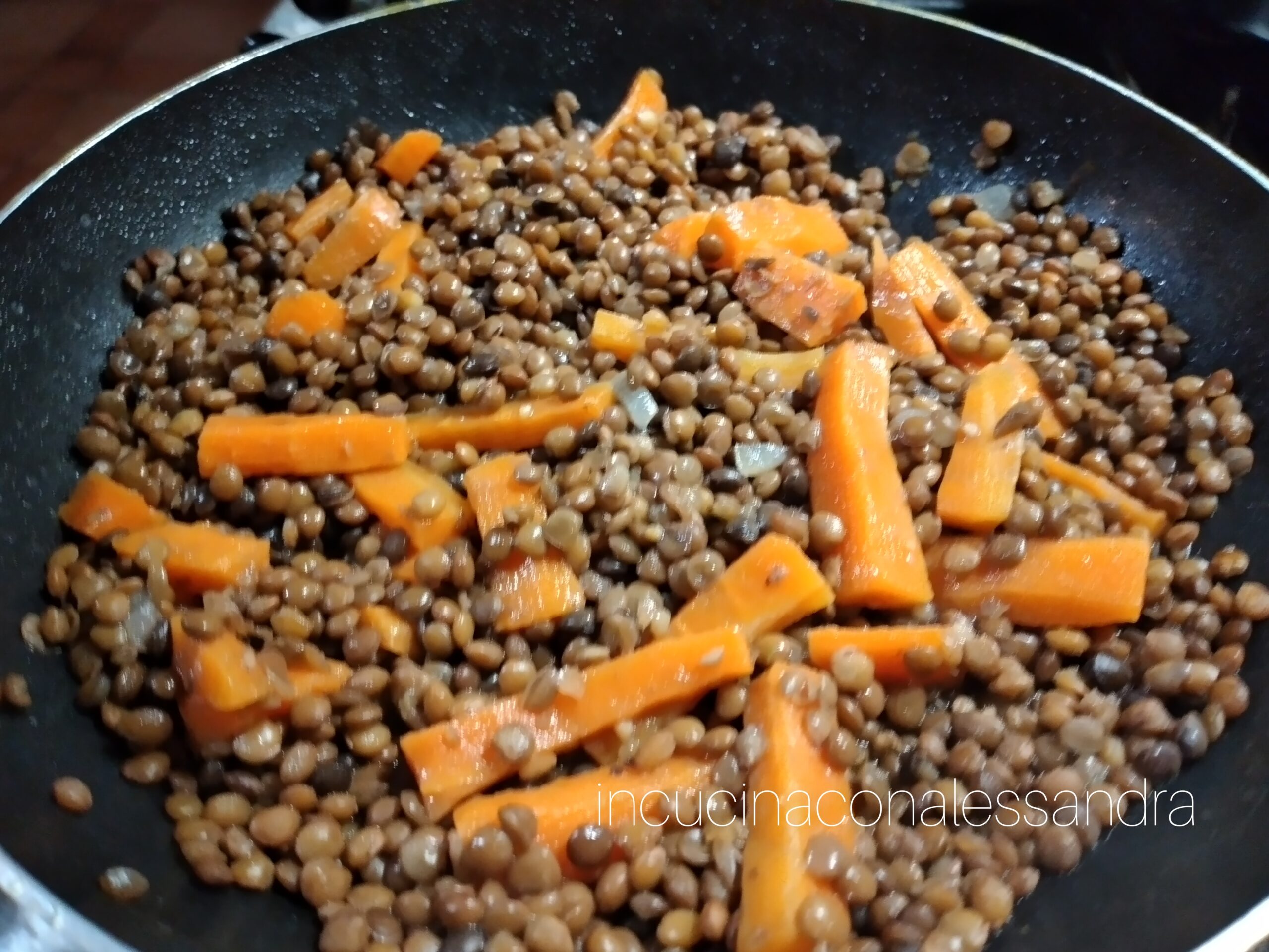 Lentejas y zanahorias en sartén