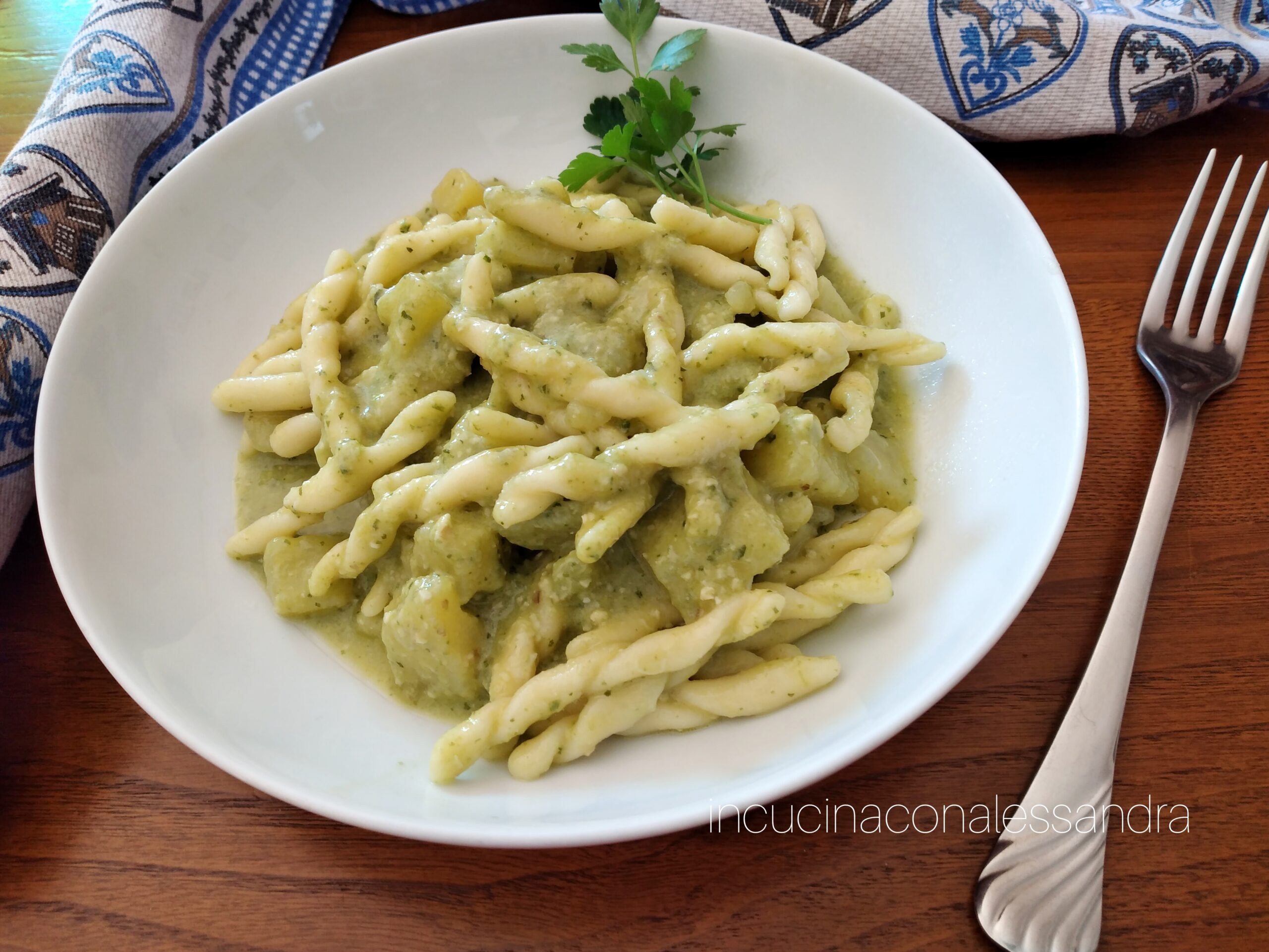 Strozzapreti con pesto de rúcula y patatas