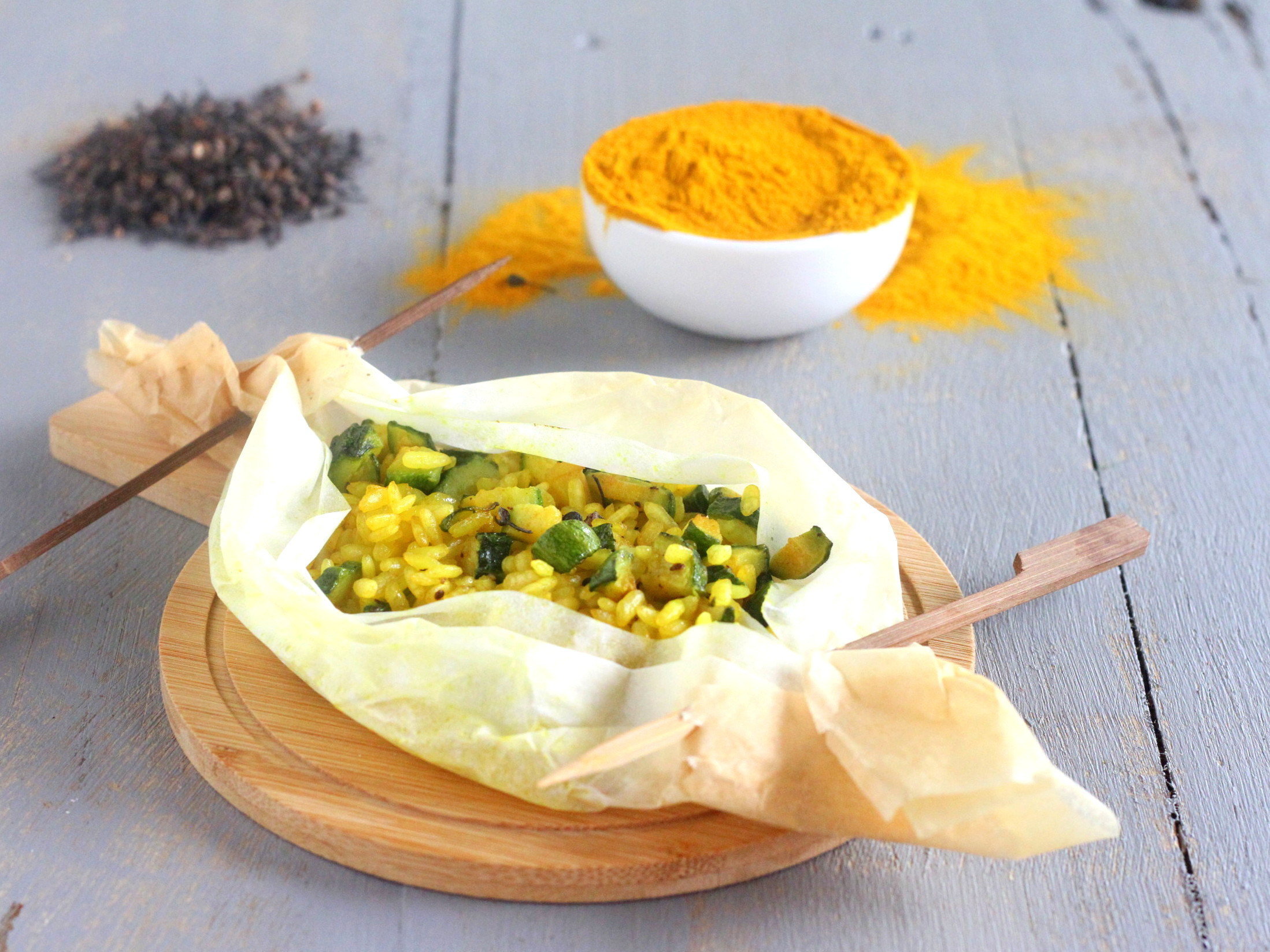 Arroz al papillote con calabacines y cúrcuma