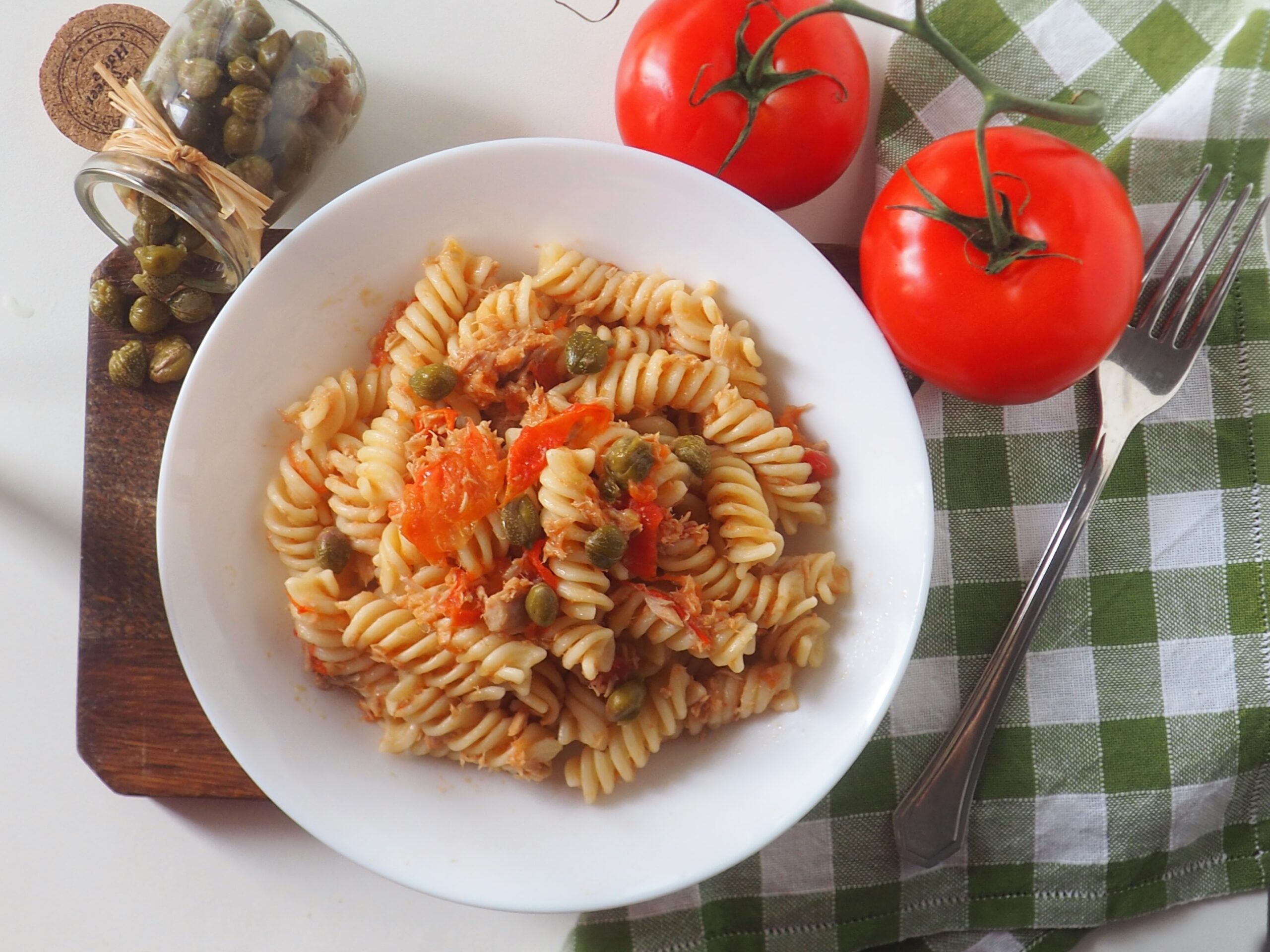 Fusilli con tomates, atún y alcaparras