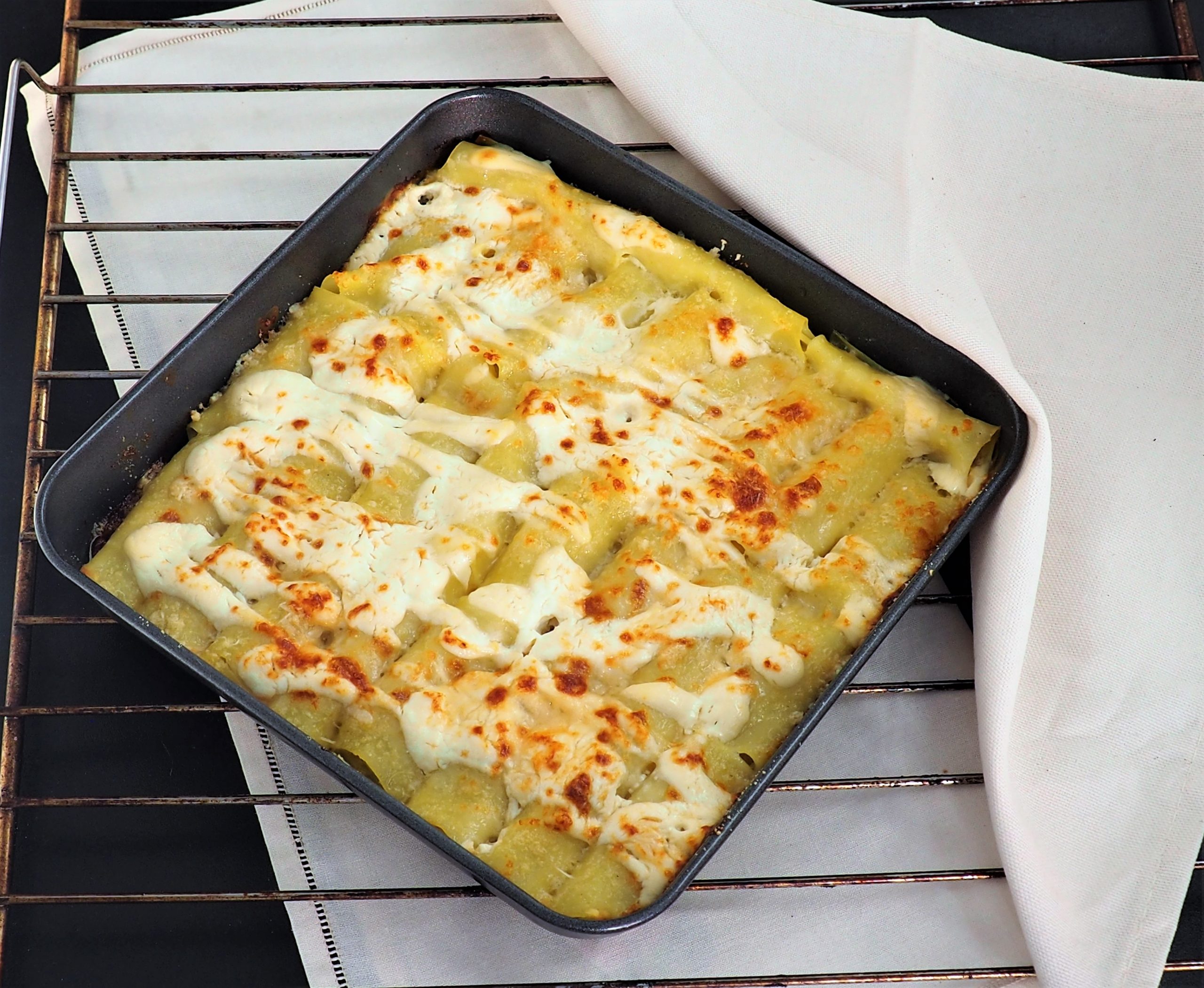 Mini canelones rellenos de mozzarella y salchicha