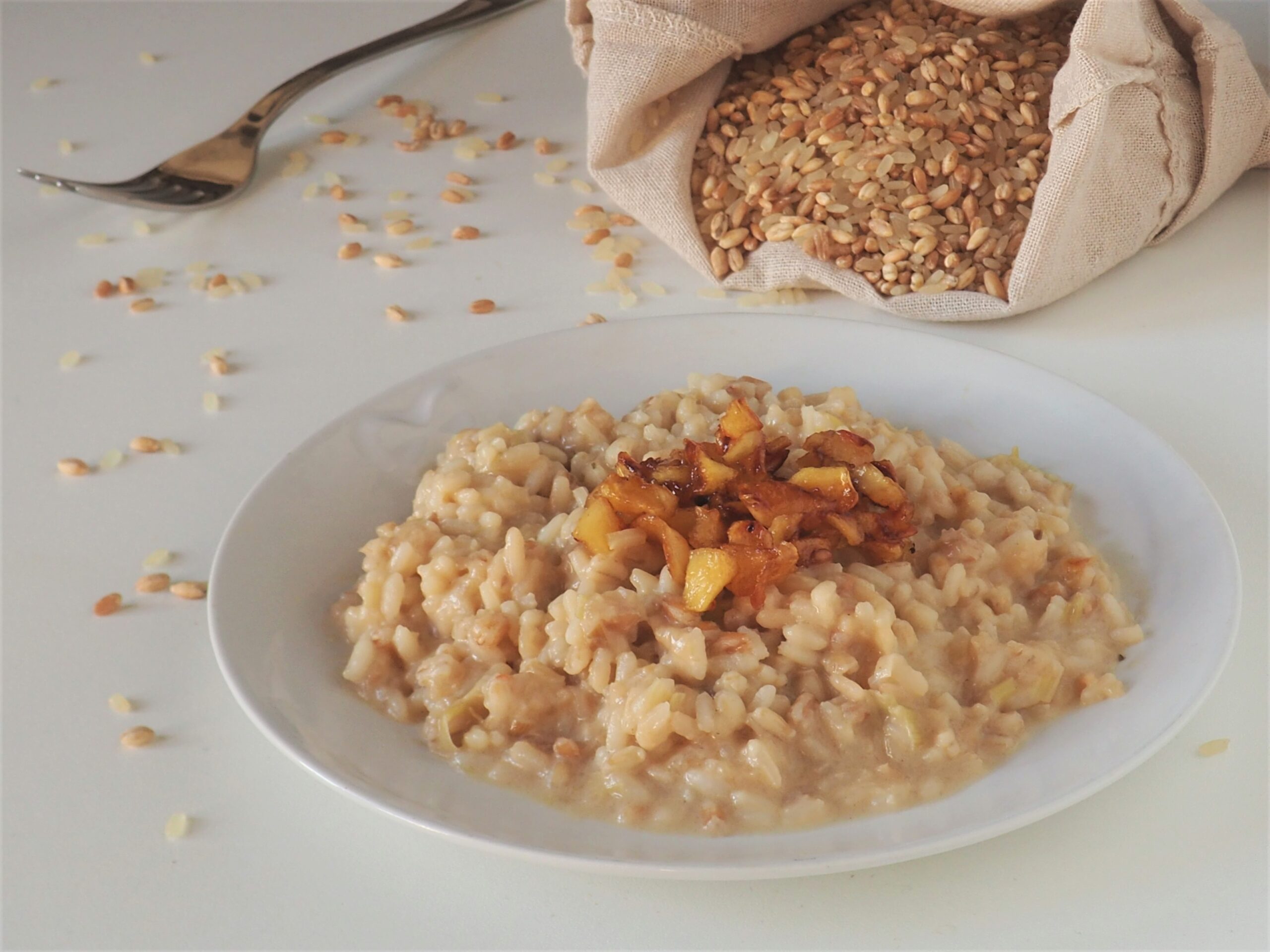 Trío de cereales con pannerone, puerros y manzana caramelizada