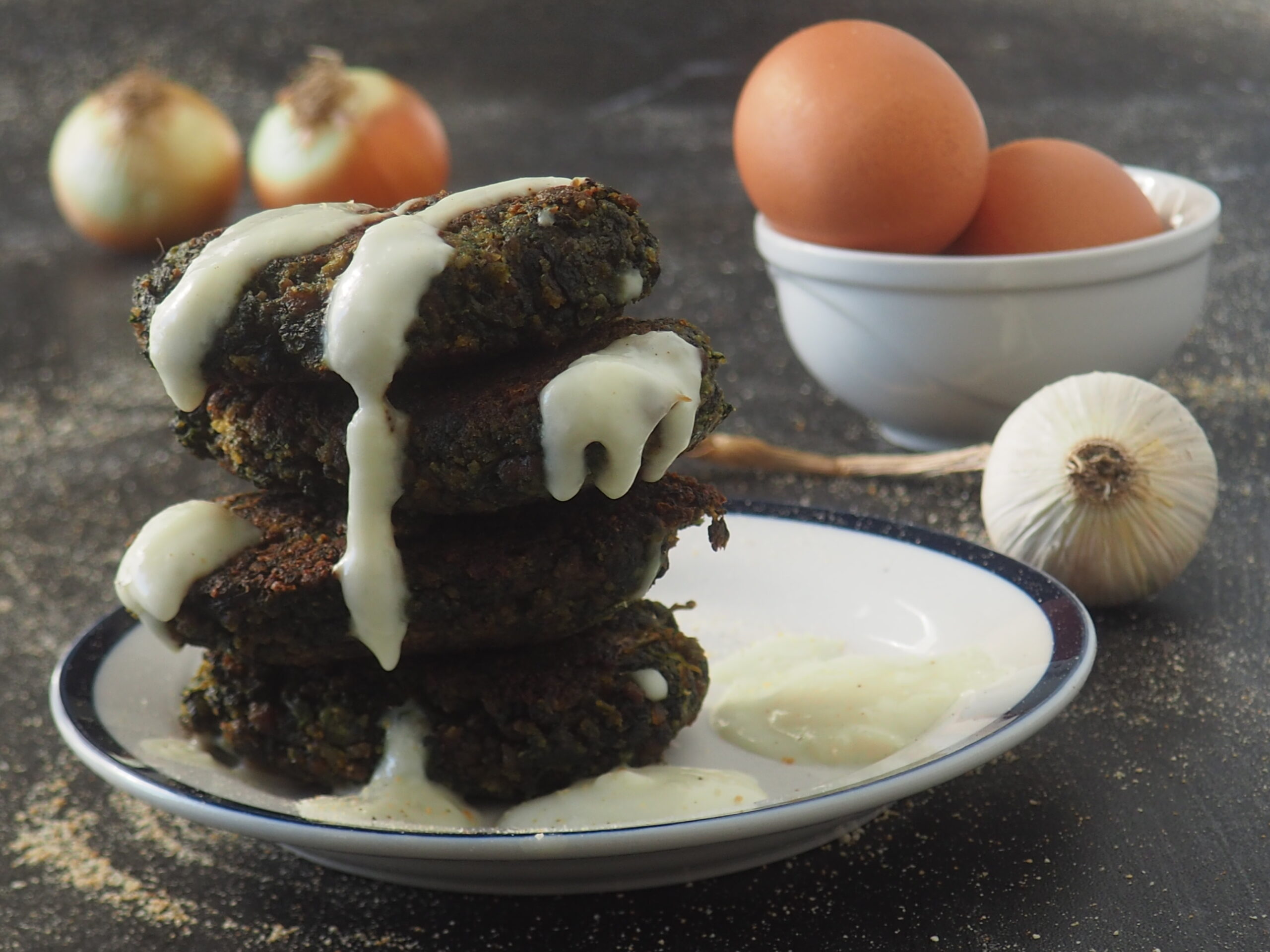 Buñuelos con espinacas, carne picada y crema de gorgonzola