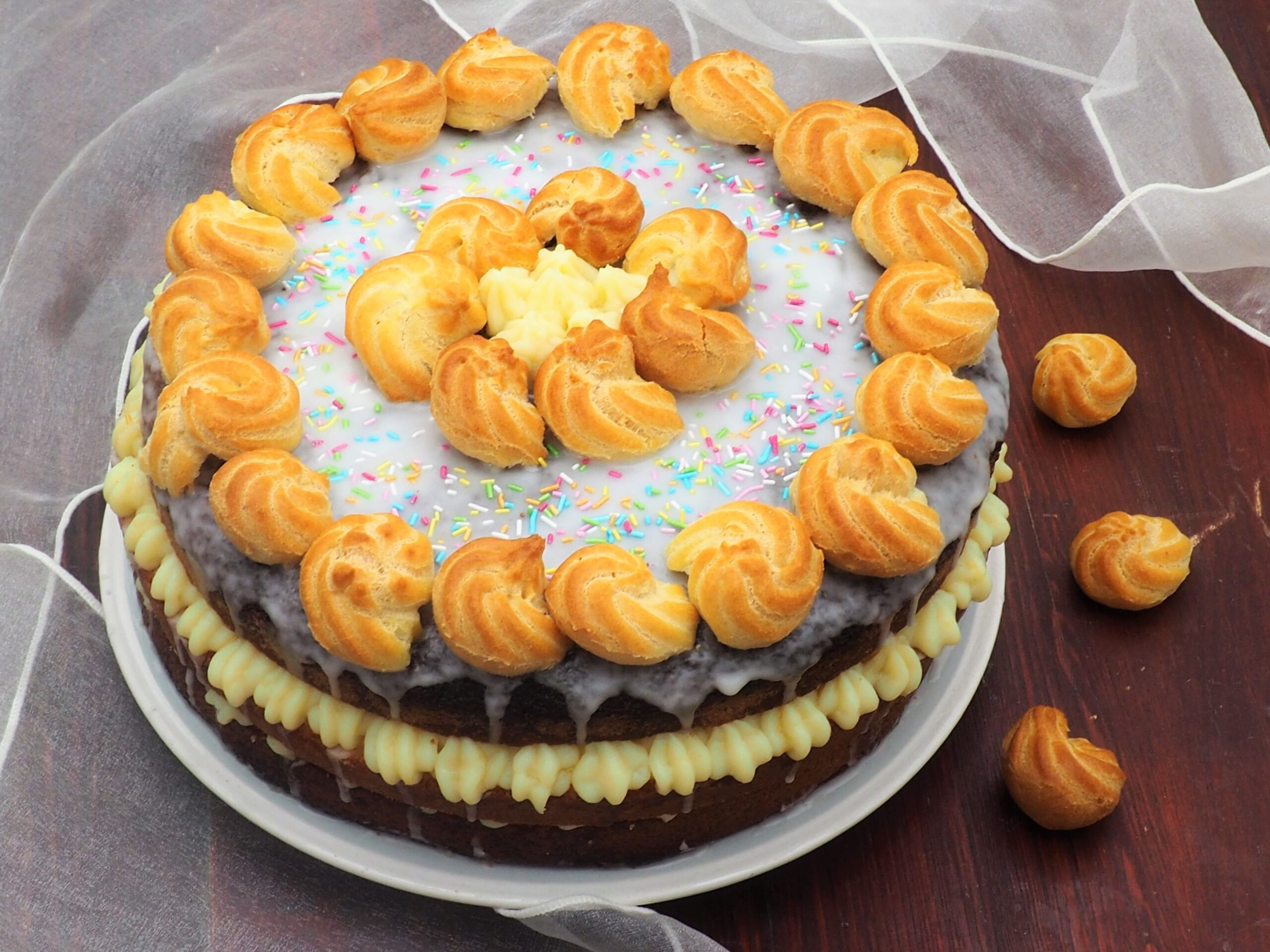 Bizcocho con crema pastelera y profiteroles