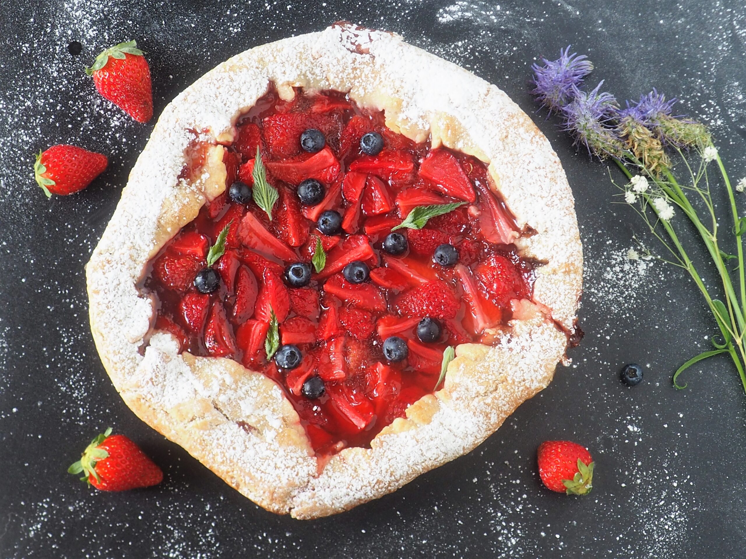 Galette con fresas y arándanos