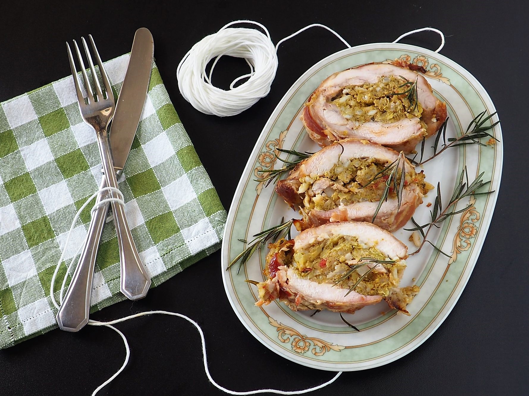 Rollo de conejo envuelto en bacon