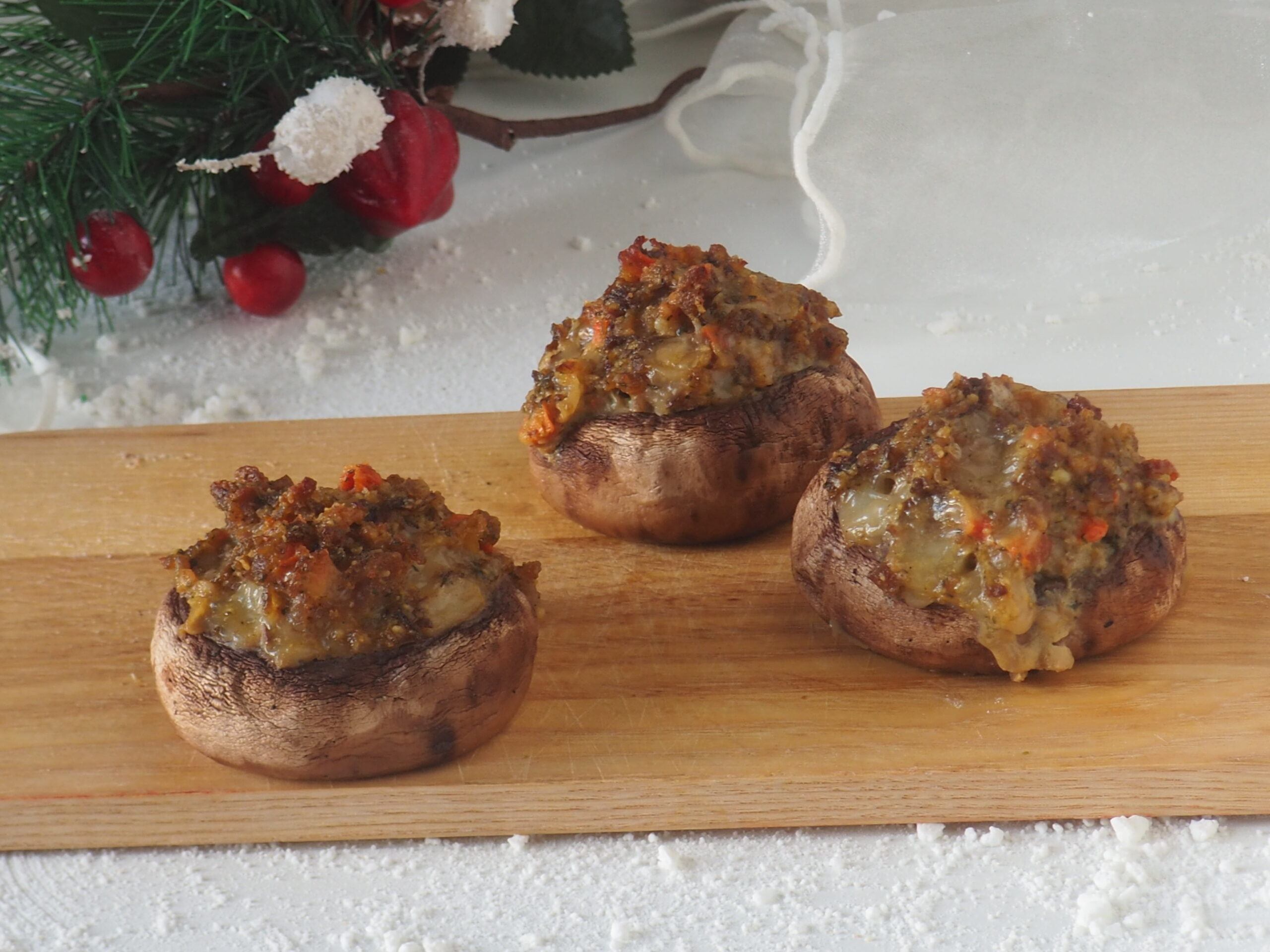 Champiñones rellenos de salchicha y queso ahumado