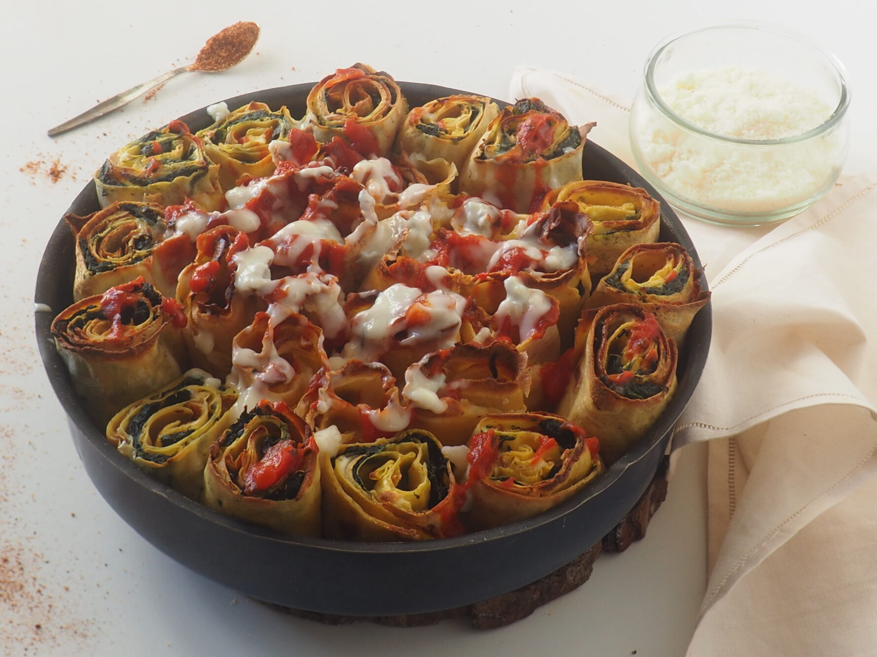 Crepes rellenas de espinacas con salsa de gorgonzola