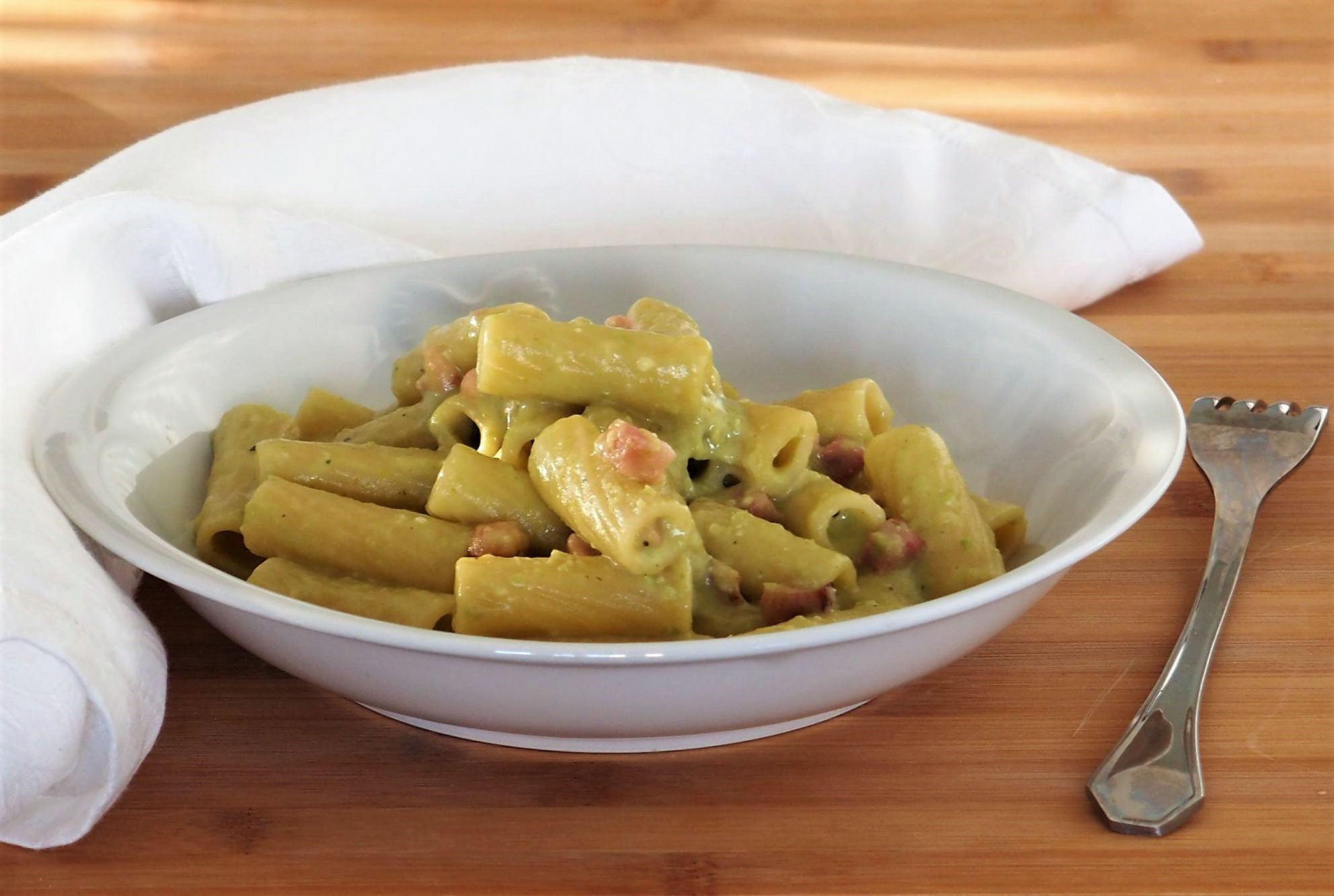 Tortiglioni con crema de guisantes y panceta