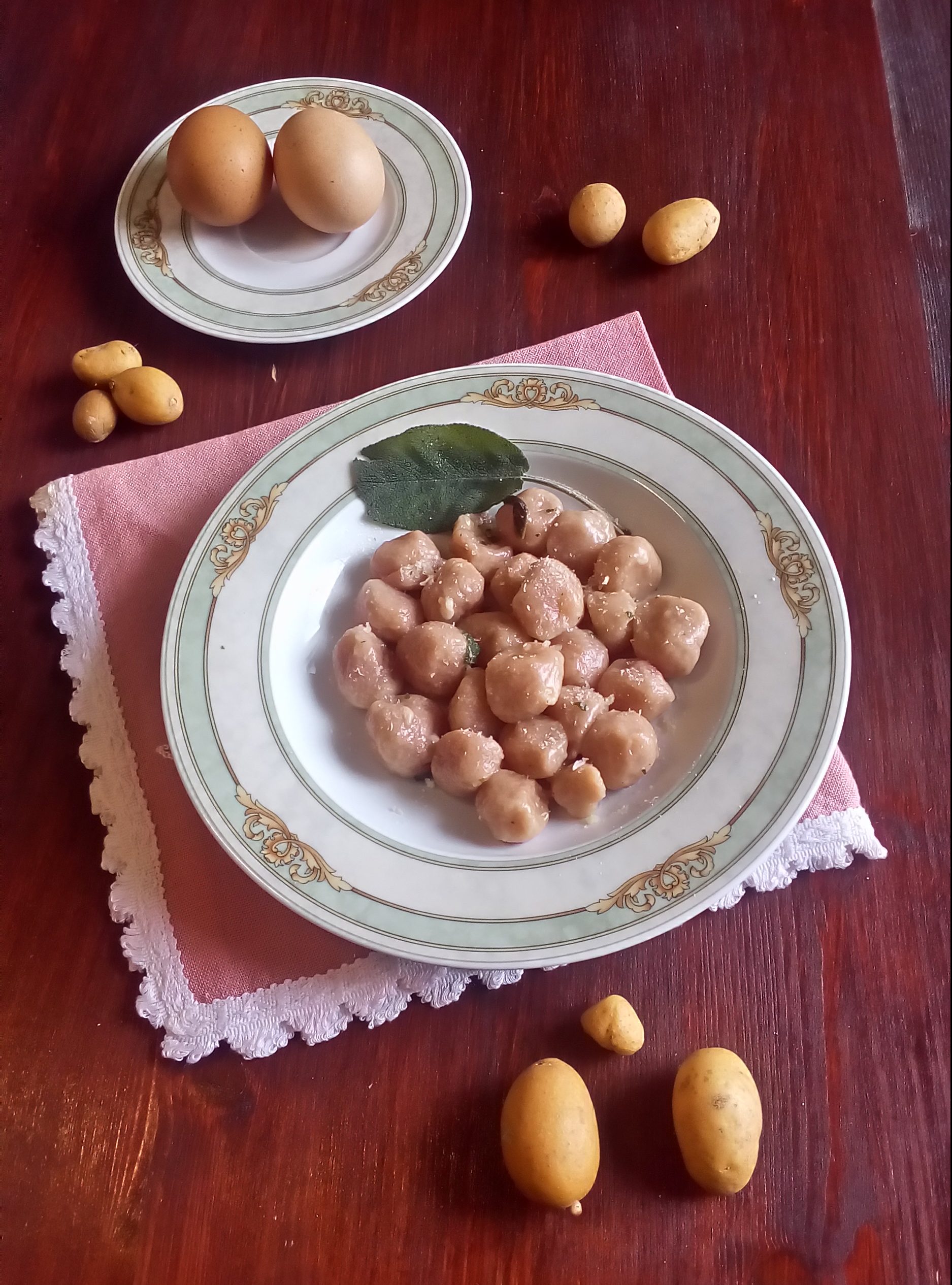 Ñoquis de remolacha rellenos de emmental