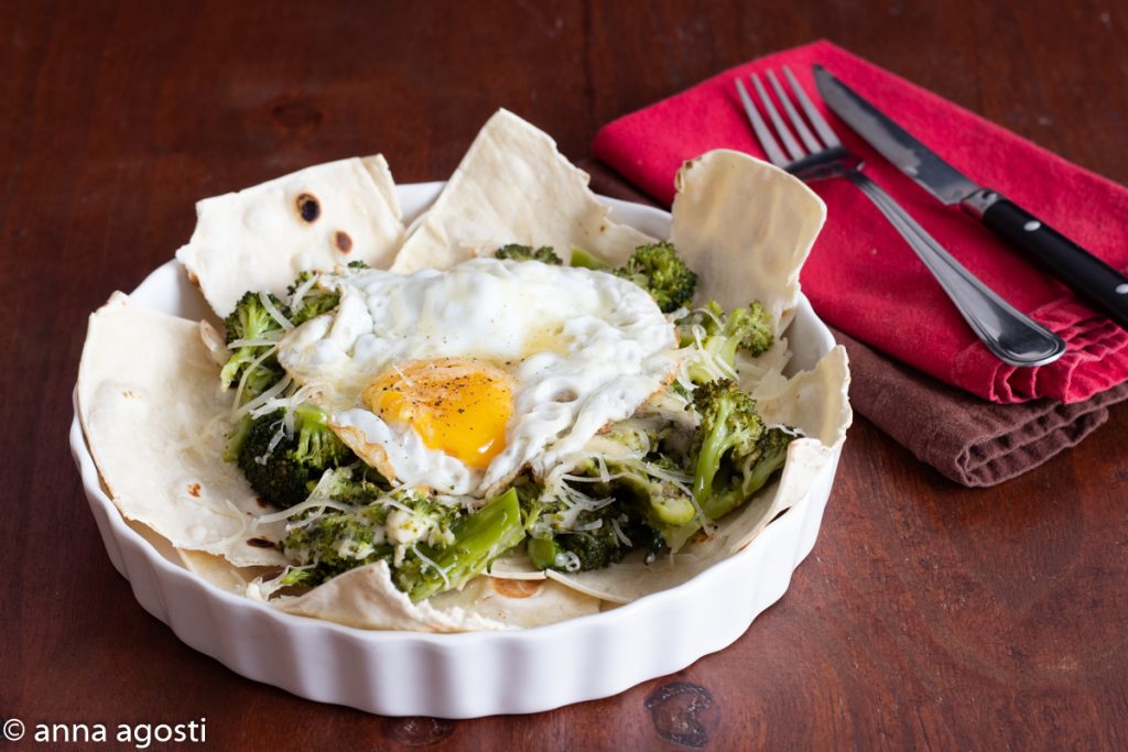 Pane Carasau con brócoli y huevos al plato