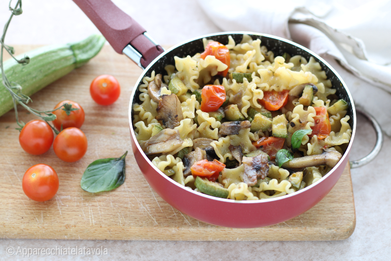 PASTA CON CALABACINES, CHAMPIÑONES Y TOMATITOS