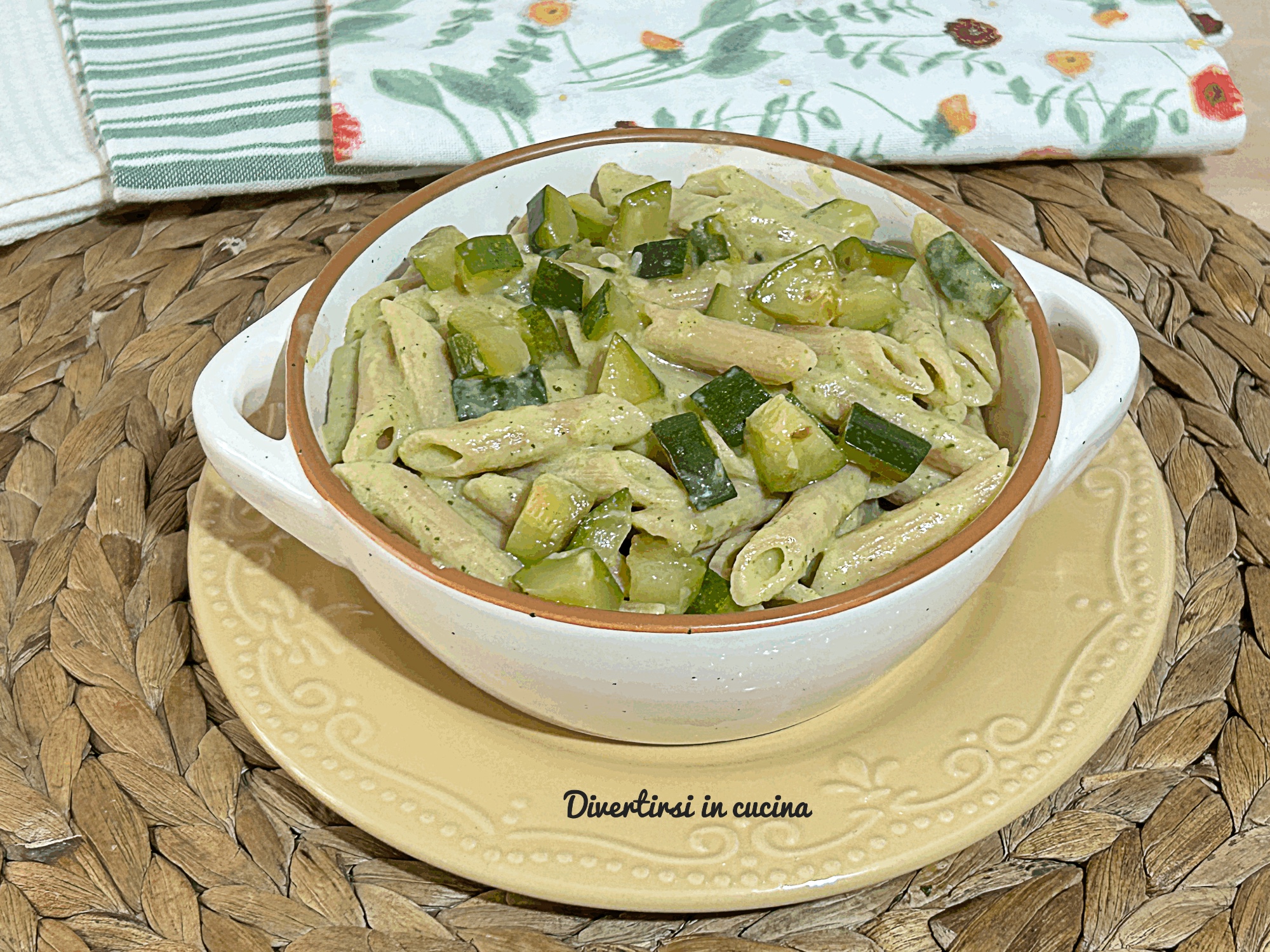 Pasta integral con calabacines y crema de almendras