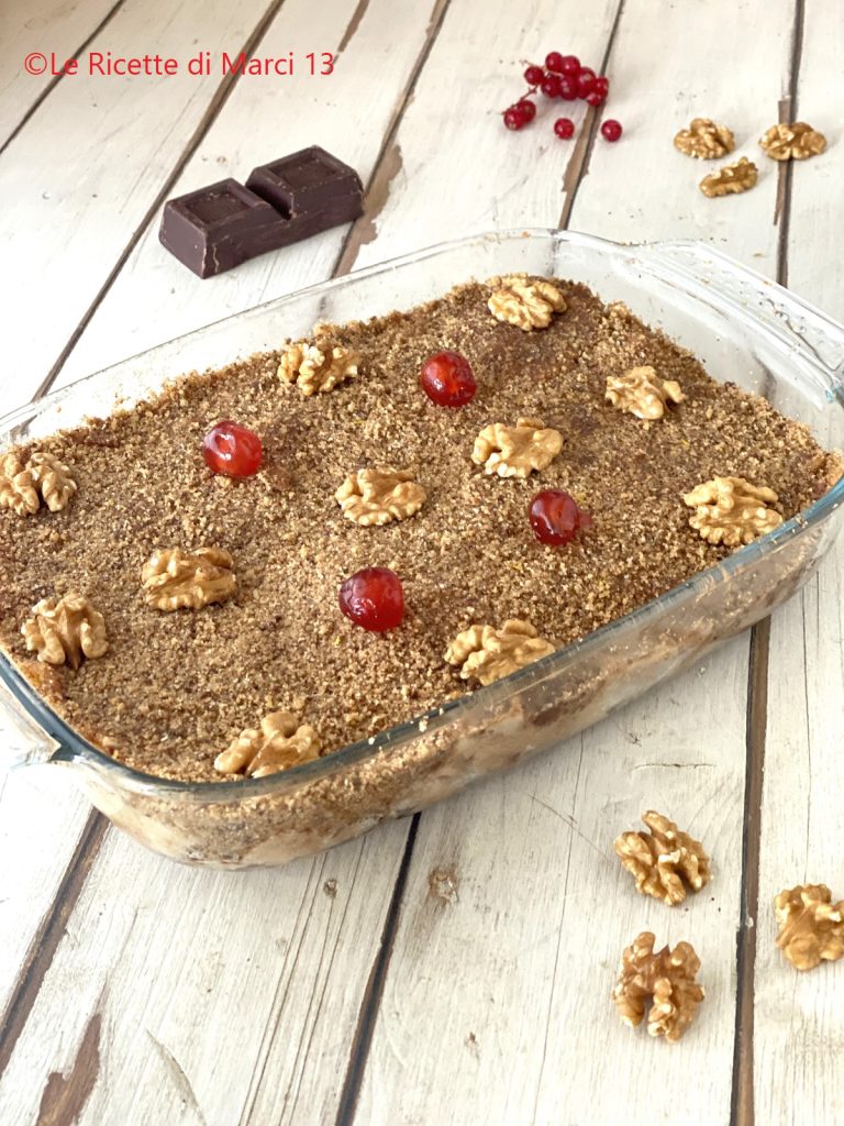 Pastel de pasta con nueces, chocolate y canela